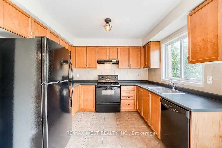 Photo 8 of 256 Brisdale Drive, Brampton, Fletcher's Meadow — HOMEH