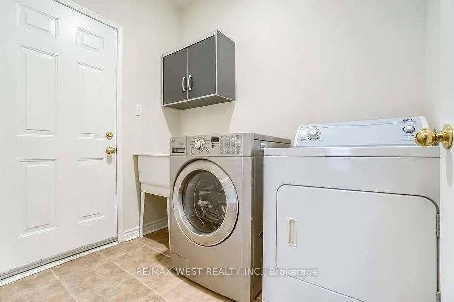 Photo 10 of 256 Brisdale Drive, Brampton, Fletcher's Meadow — HOMEH