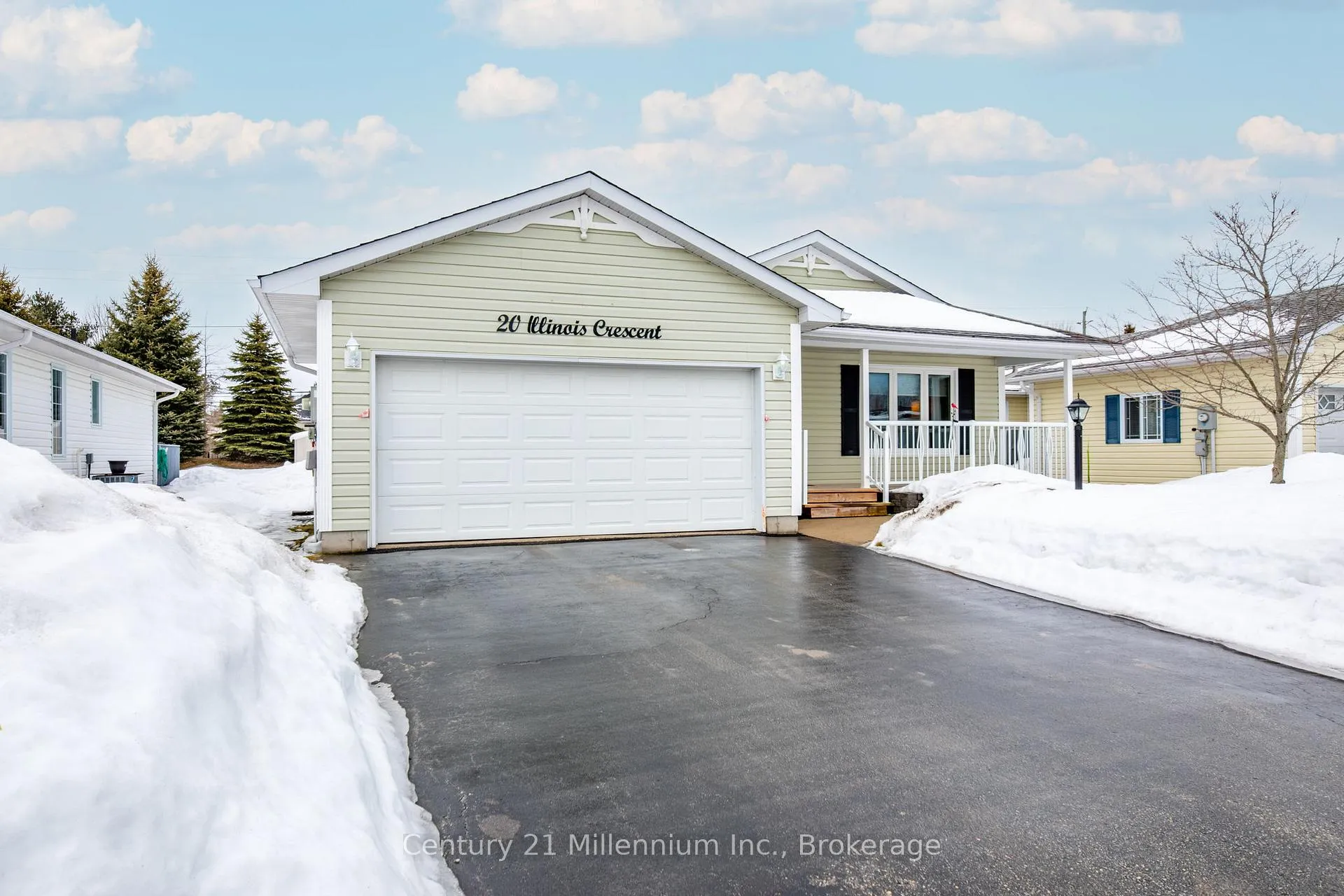 Photo 2 of 20 Illinois Crescent, Wasaga Beach — HOMEH