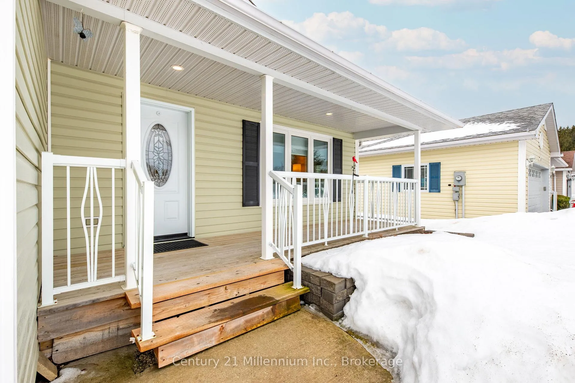 Photo 4 of 20 Illinois Crescent, Wasaga Beach — HOMEH