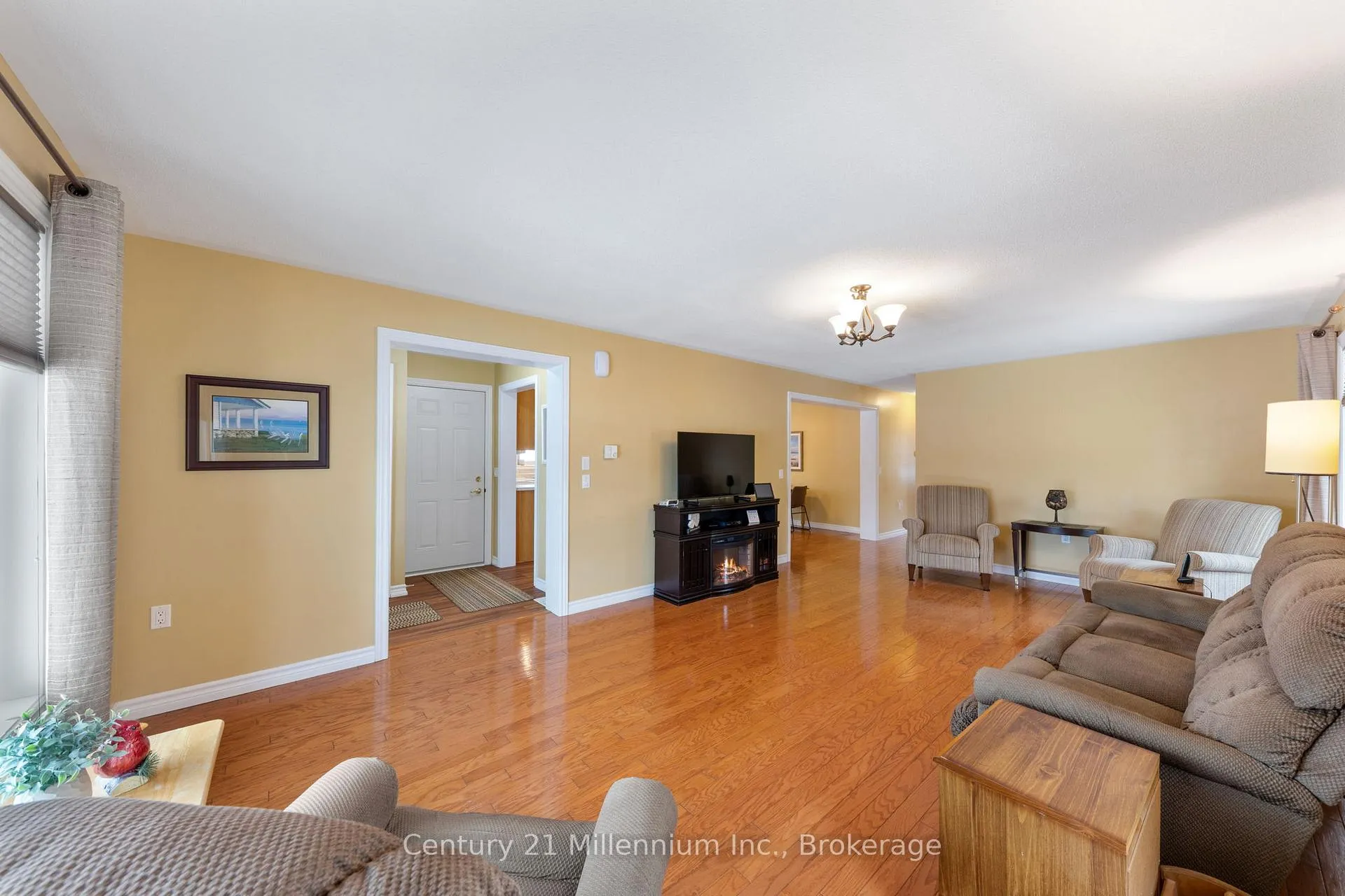 Photo 9 of 20 Illinois Crescent, Wasaga Beach — HOMEH