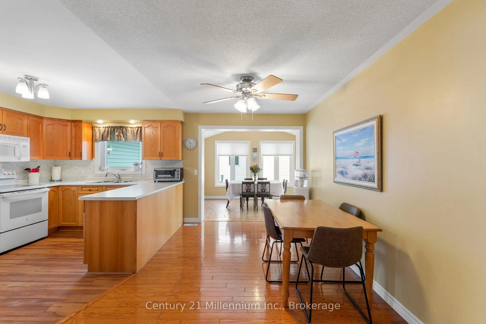 Photo 11 of 20 Illinois Crescent, Wasaga Beach — HOMEH