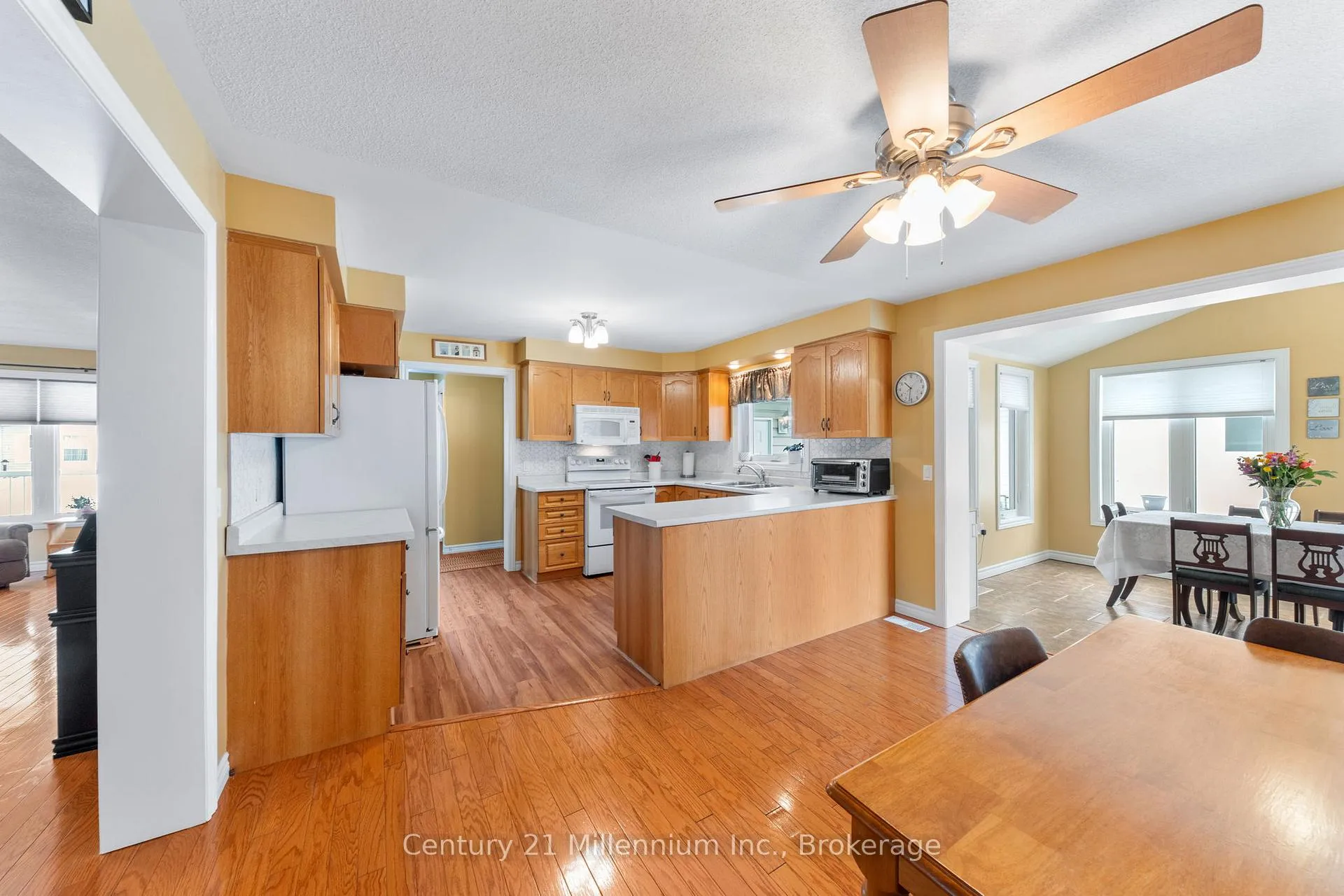 Photo 12 of 20 Illinois Crescent, Wasaga Beach — HOMEH