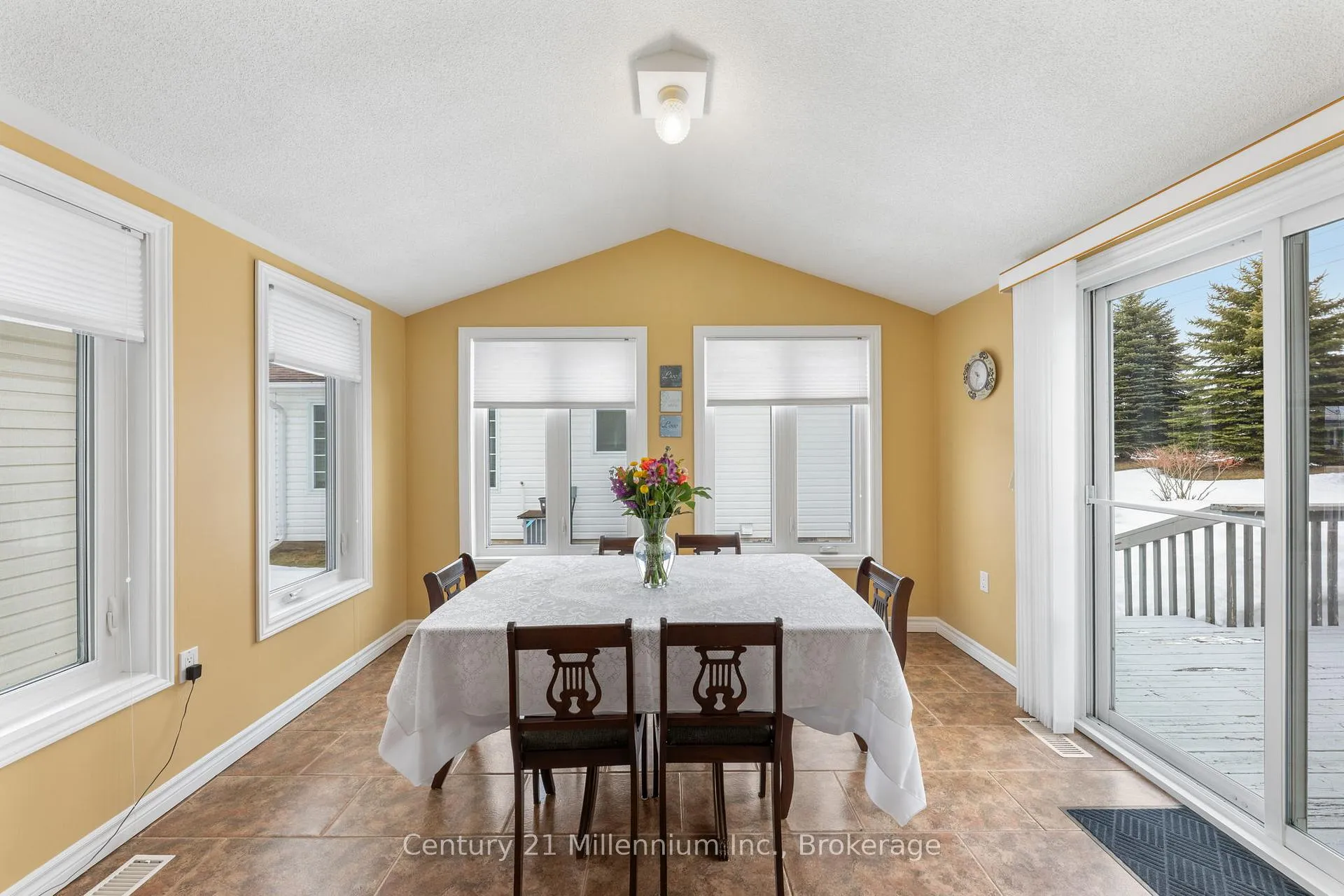 Photo 17 of 20 Illinois Crescent, Wasaga Beach — HOMEH