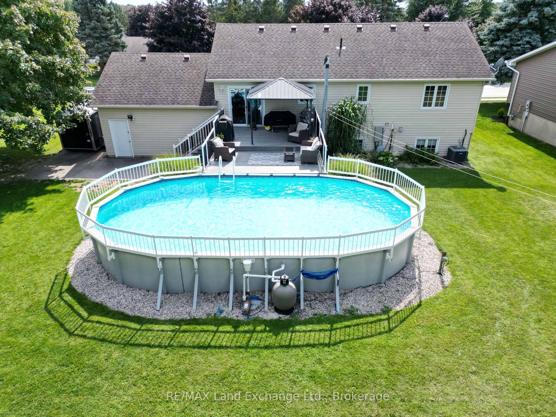 Photo 2 of 16 Maple Street, Kincardine — HOMEH