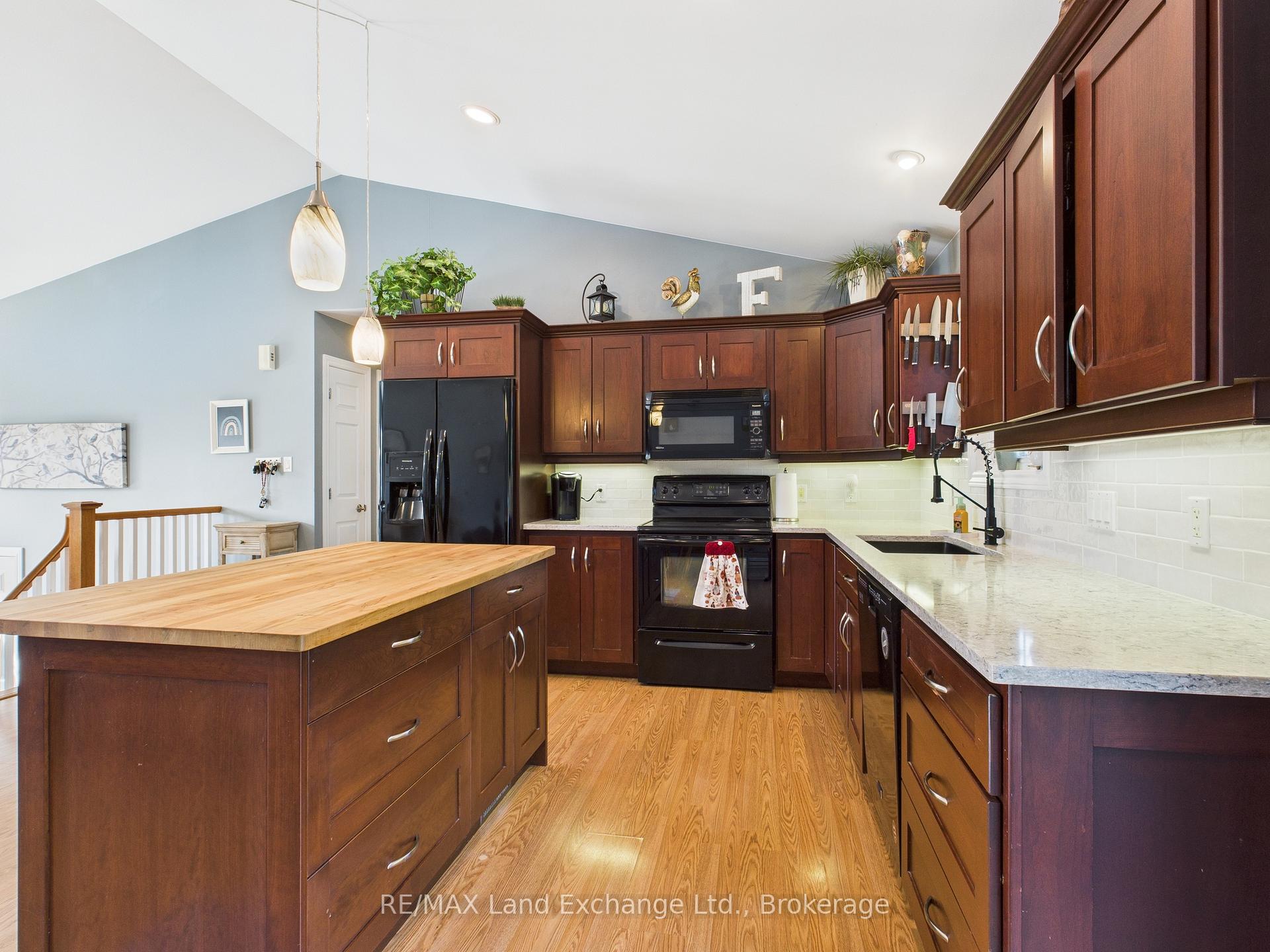 Photo 4 of 16 Maple Street, Kincardine — HOMEH