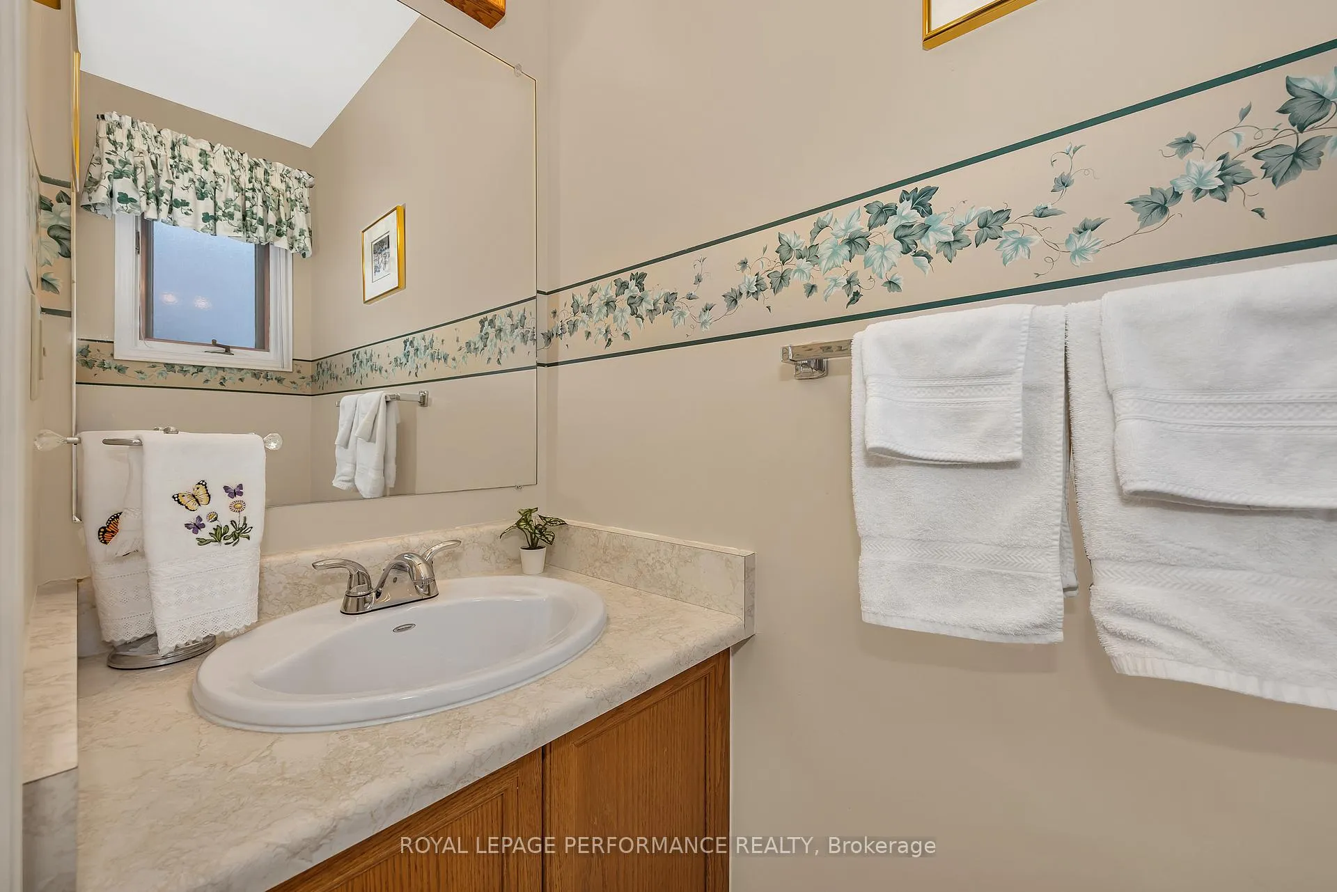 Photo 13 of 1764 Tache Way, Ottawa, Fallingbrook/Pineridge — HOMEH