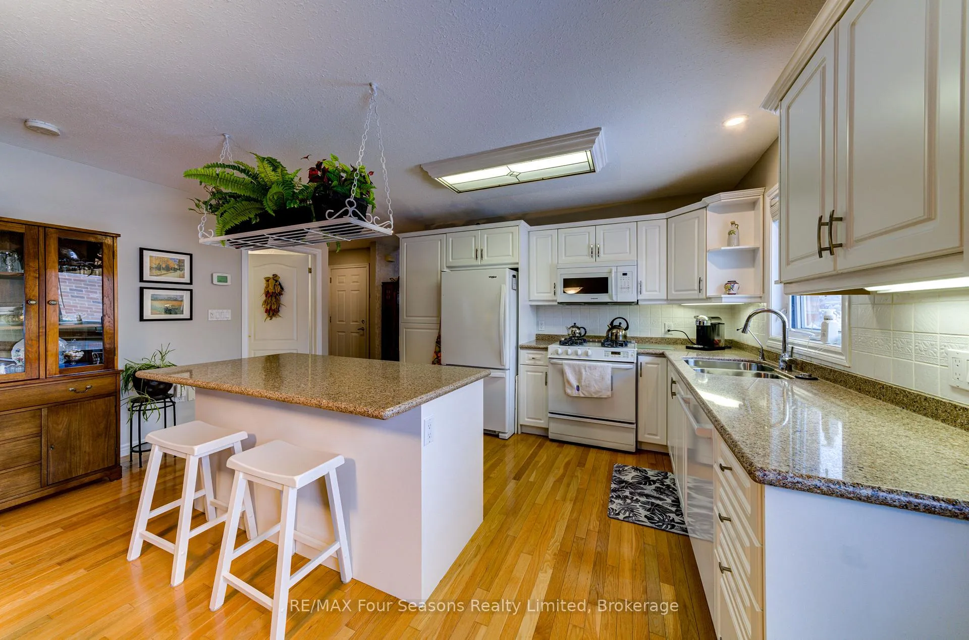 Photo 4 of Unit 8, 275 Huron Street, Clearview, Stayner — HOMEH