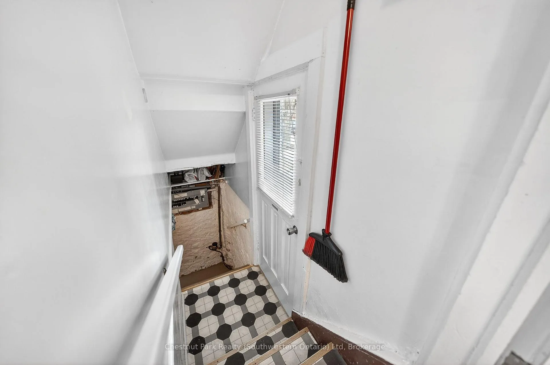 Photo 34 of 122 Kingsmill Avenue, Guelph, St. Patrick's Ward — HOMEH