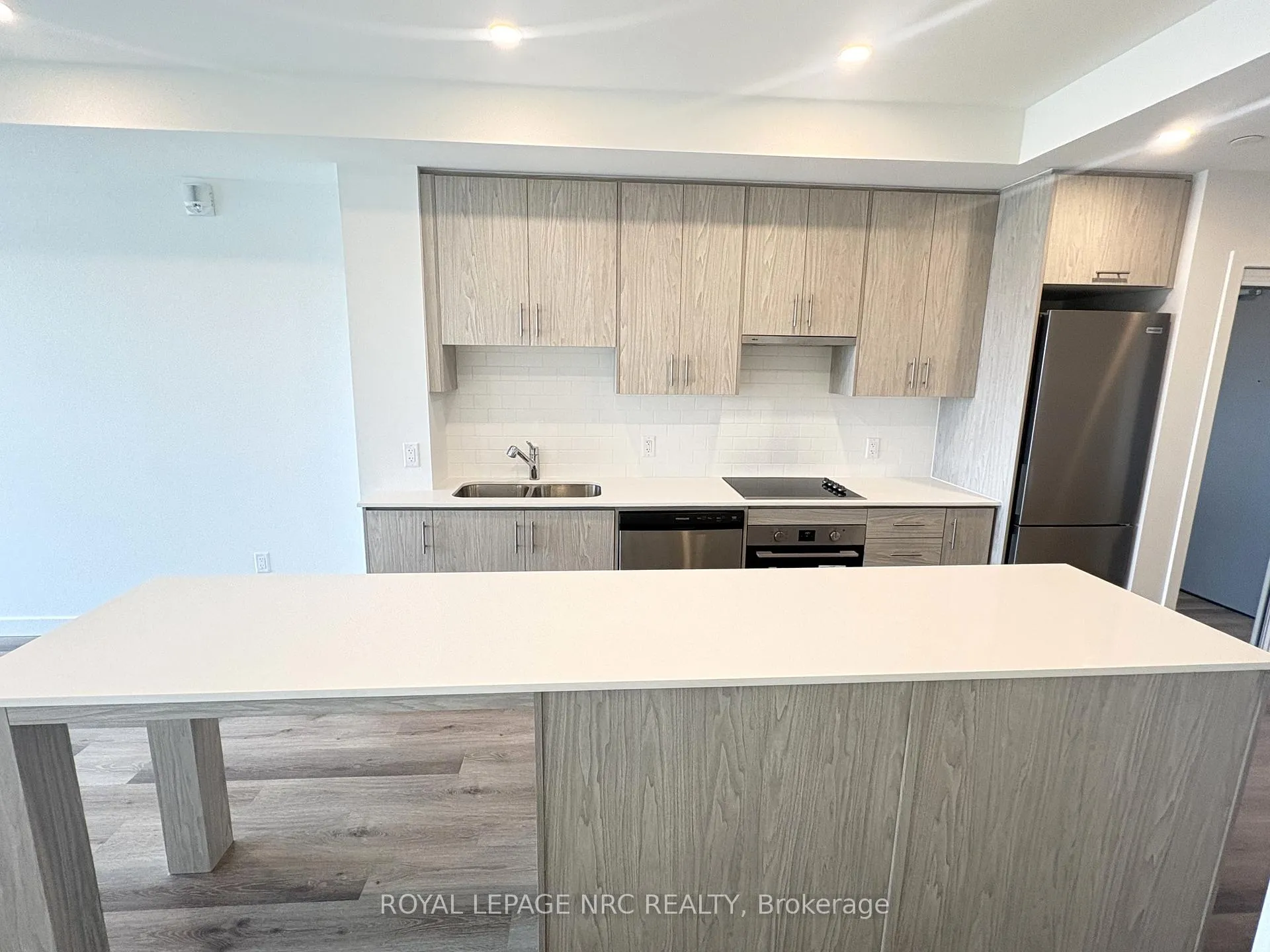 Photo 3 of Unit 713, 461 Green Road, Hamilton, Lakeshore — HOMEH