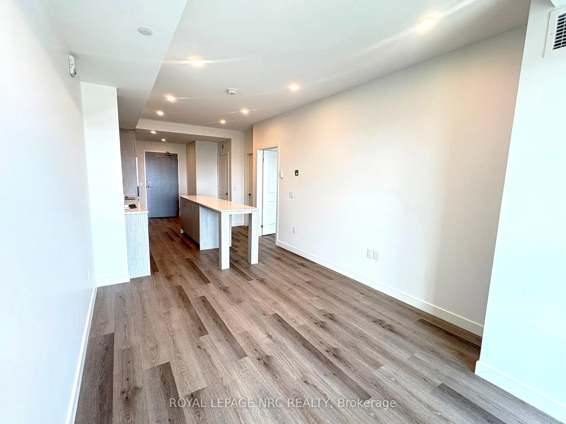 Photo 6 of Unit 713, 461 Green Road, Hamilton, Lakeshore — HOMEH
