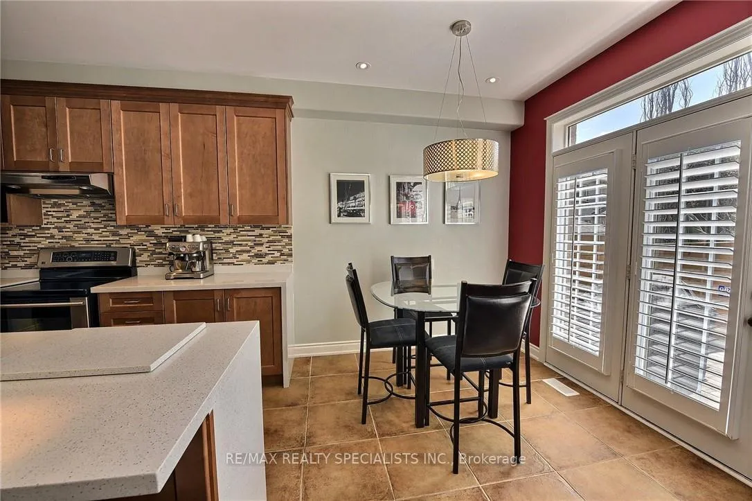 Photo 10 of 310 Duskywing Way, Oakville, Bronte — HOMEH