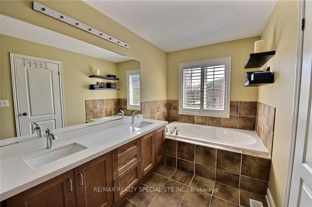 Photo 16 of 310 Duskywing Way, Oakville, Bronte — HOMEH