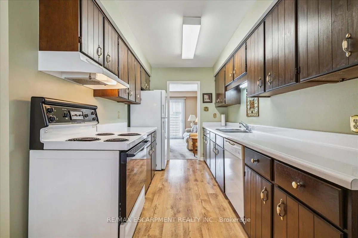 Photo 9 of Unit 72, 3025 Glencrest Road, Burlington, Roseland — HOMEH