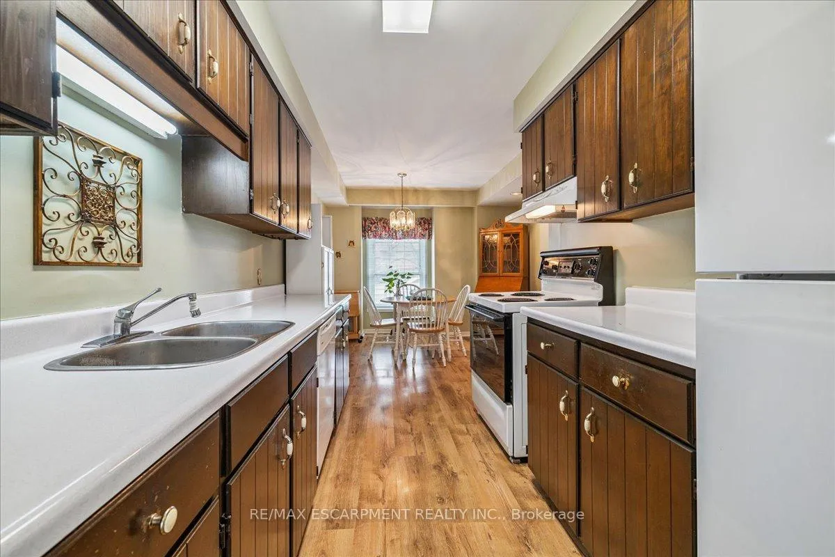 Photo 10 of Unit 72, 3025 Glencrest Road, Burlington, Roseland — HOMEH