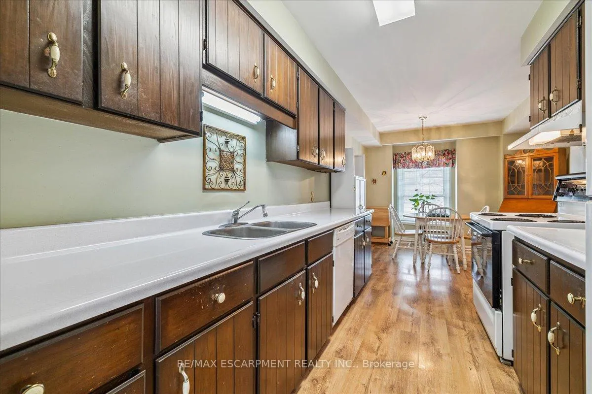Photo 11 of Unit 72, 3025 Glencrest Road, Burlington, Roseland — HOMEH