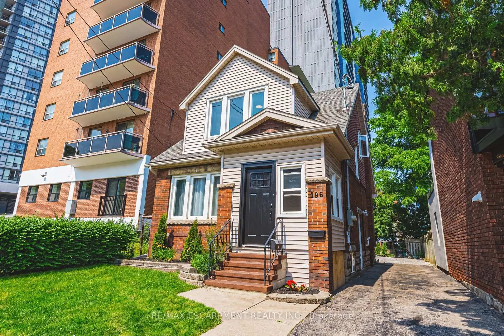 Photo 3 of 196 Walnut Street, Hamilton, Corktown — HOMEH
