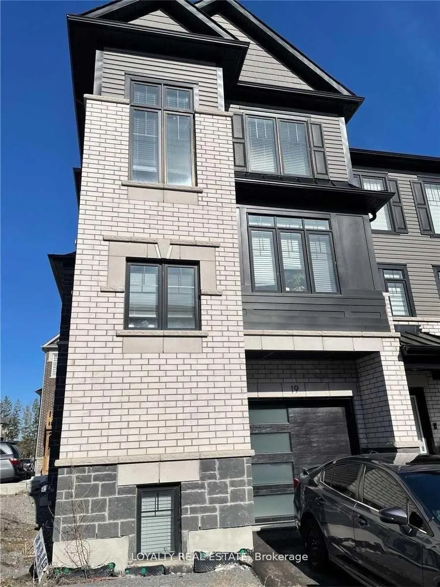 Photo 2 of 19 Ambereen Place, Clarington, Bowmanville — HOMEH