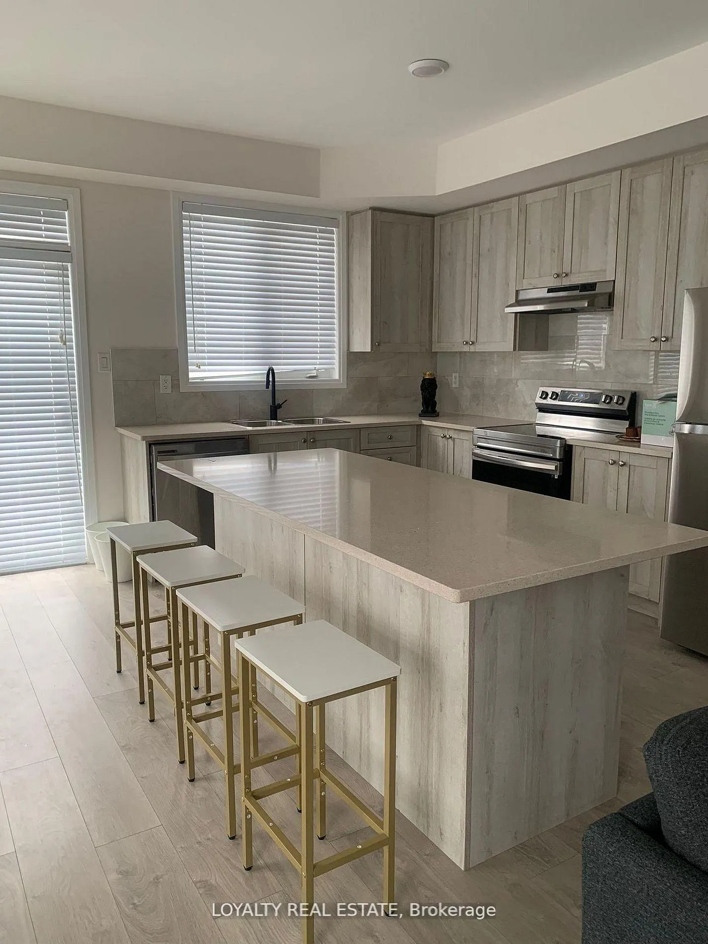 Photo 6 of 19 Ambereen Place, Clarington, Bowmanville — HOMEH