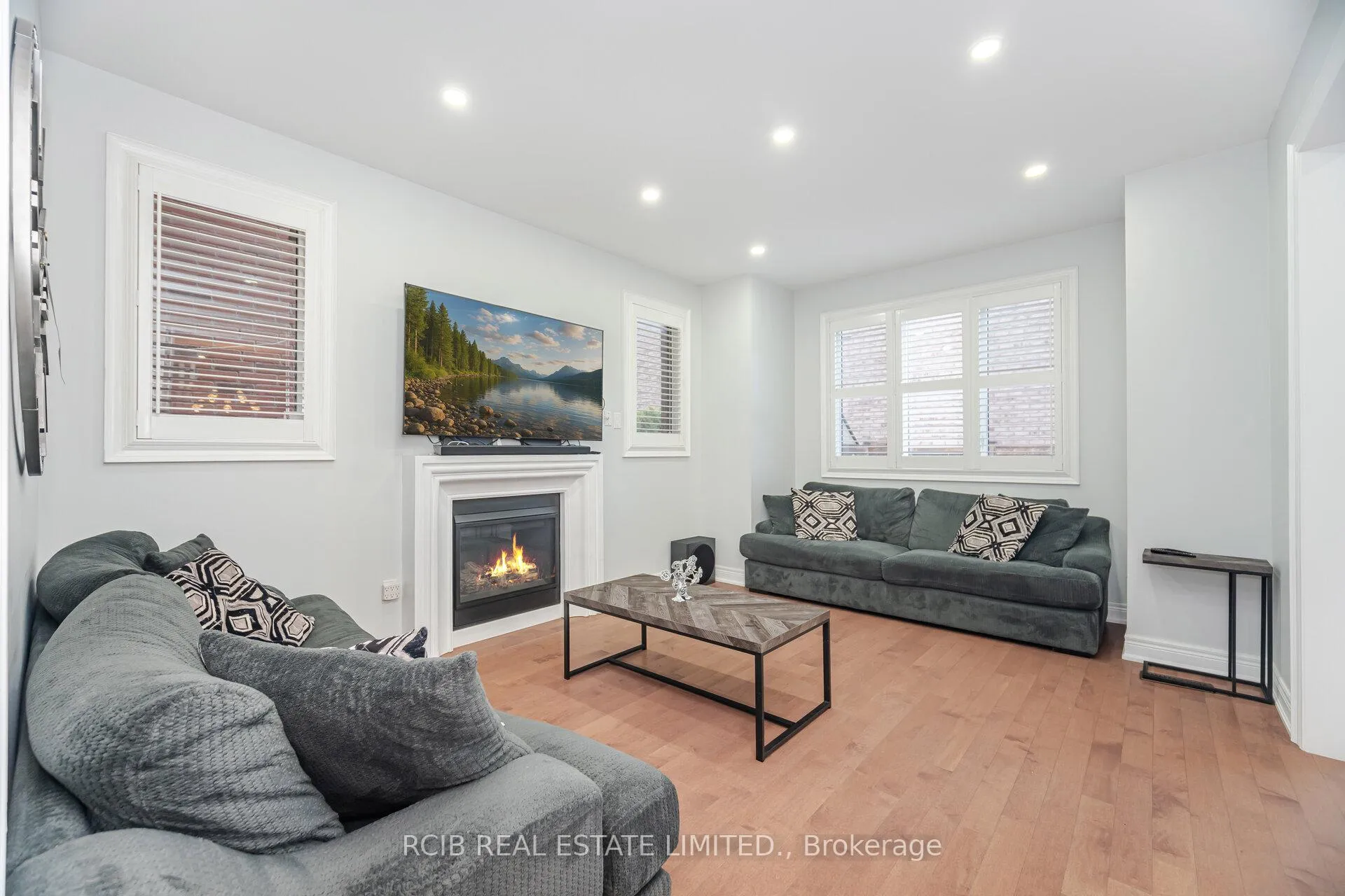 Photo 11 of 27 Blackstone River Drive, Brampton, Sandringham-Wellington North — HOMEH