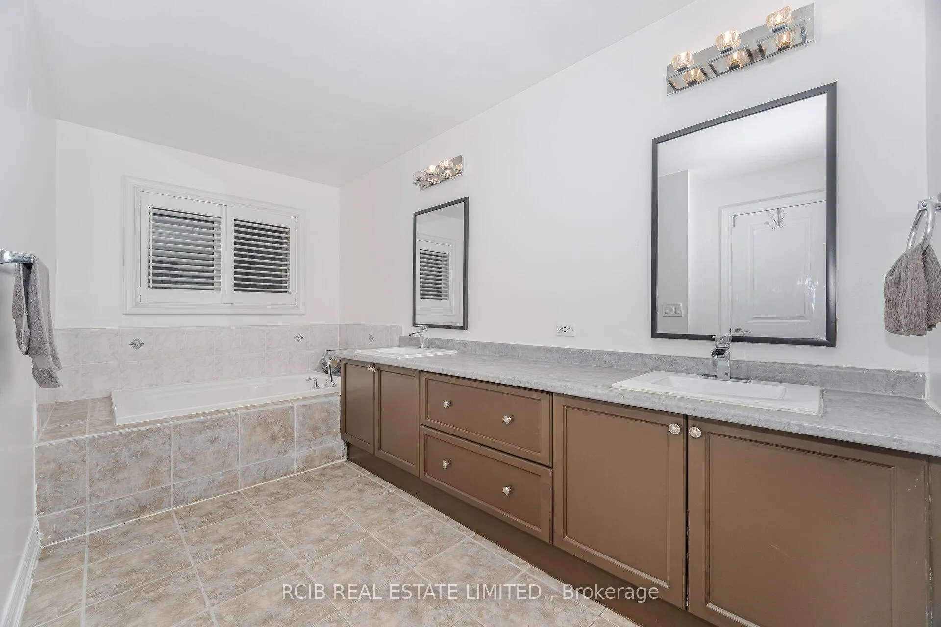 Photo 25 of 27 Blackstone River Drive, Brampton, Sandringham-Wellington North — HOMEH