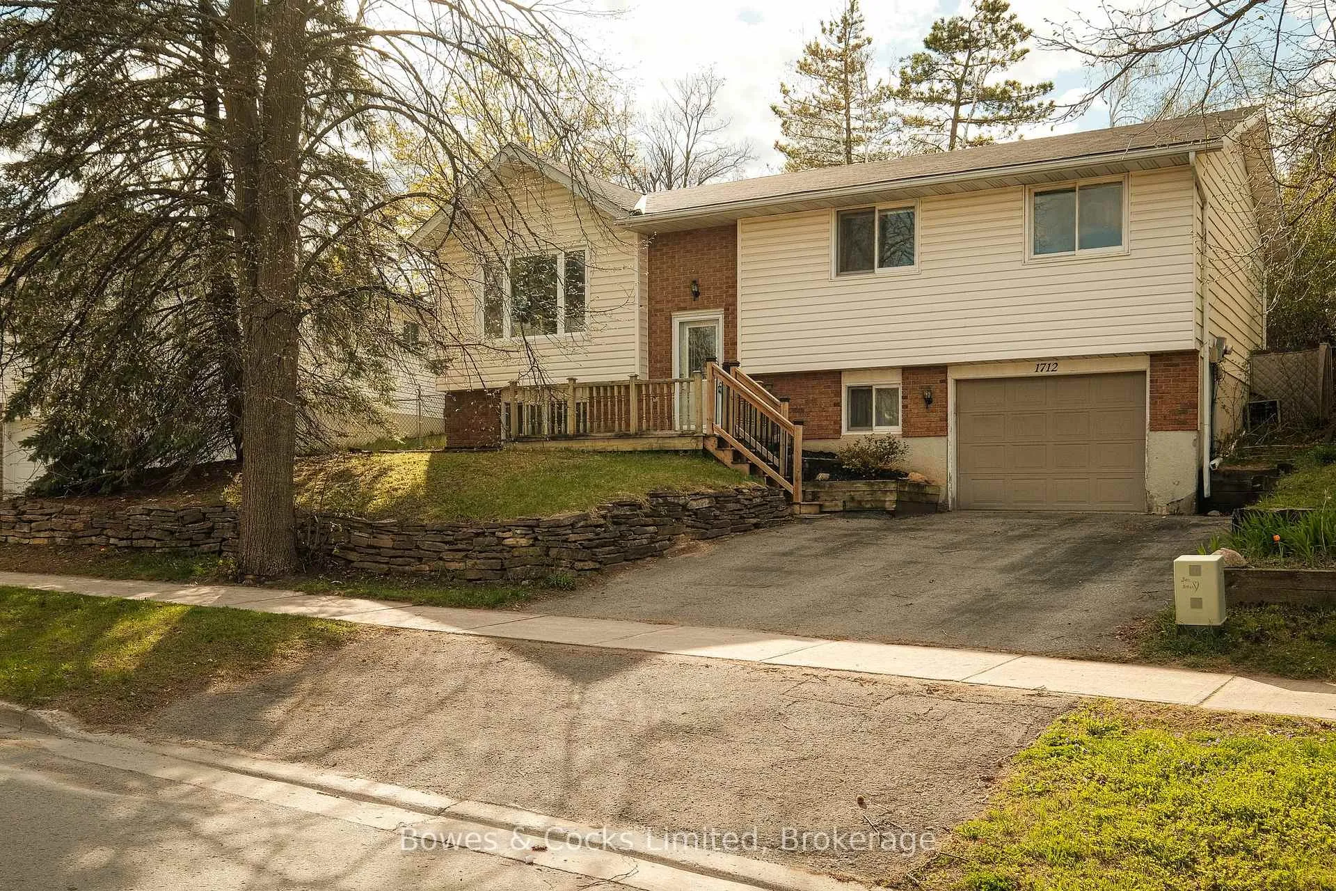 Photo 2 of 1712 Redwood Drive, Peterborough, Monaghan Ward 2 — HOMEH
