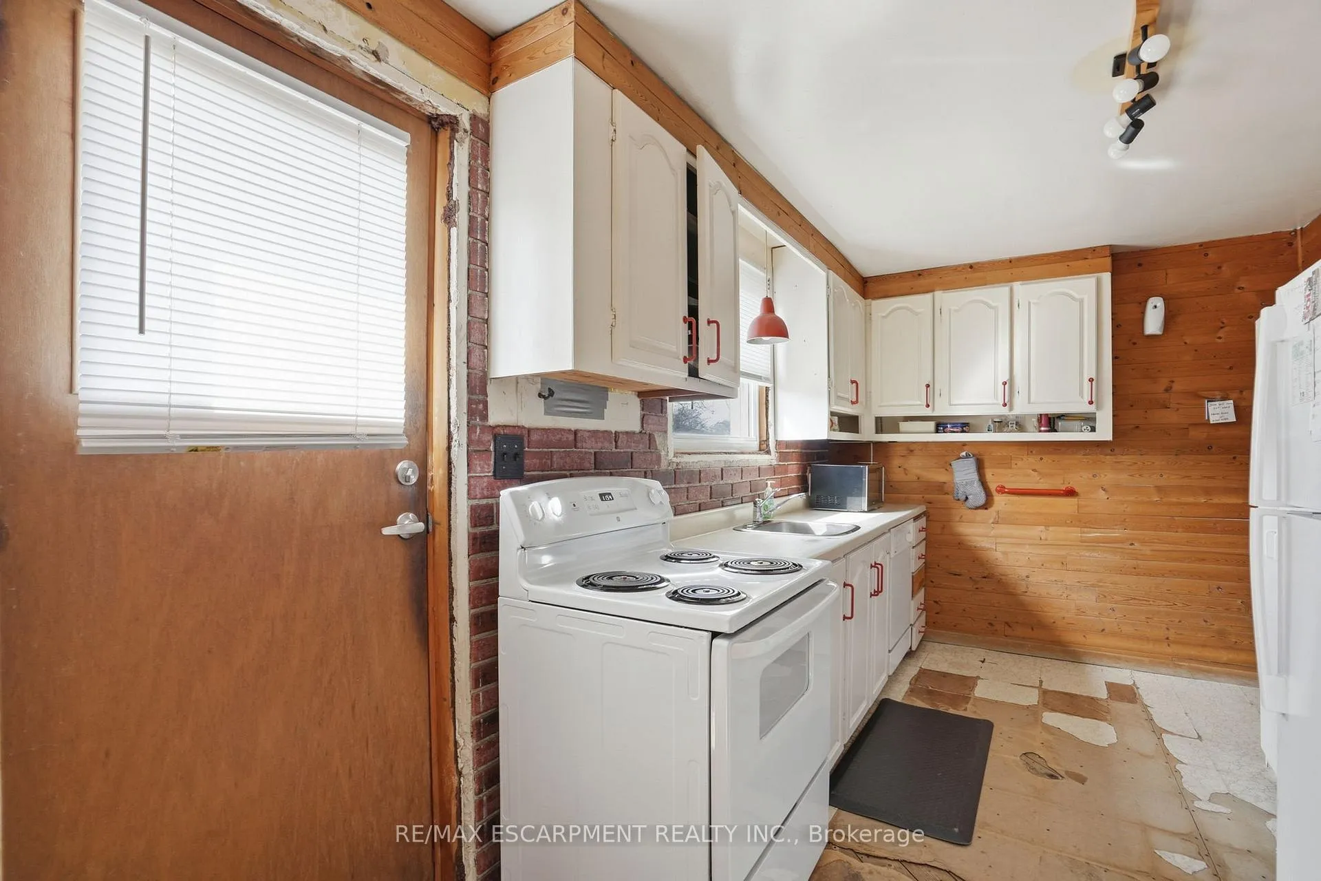 Photo 13 of 560 Stone Church Road E, Hamilton, Butler — HOMEH