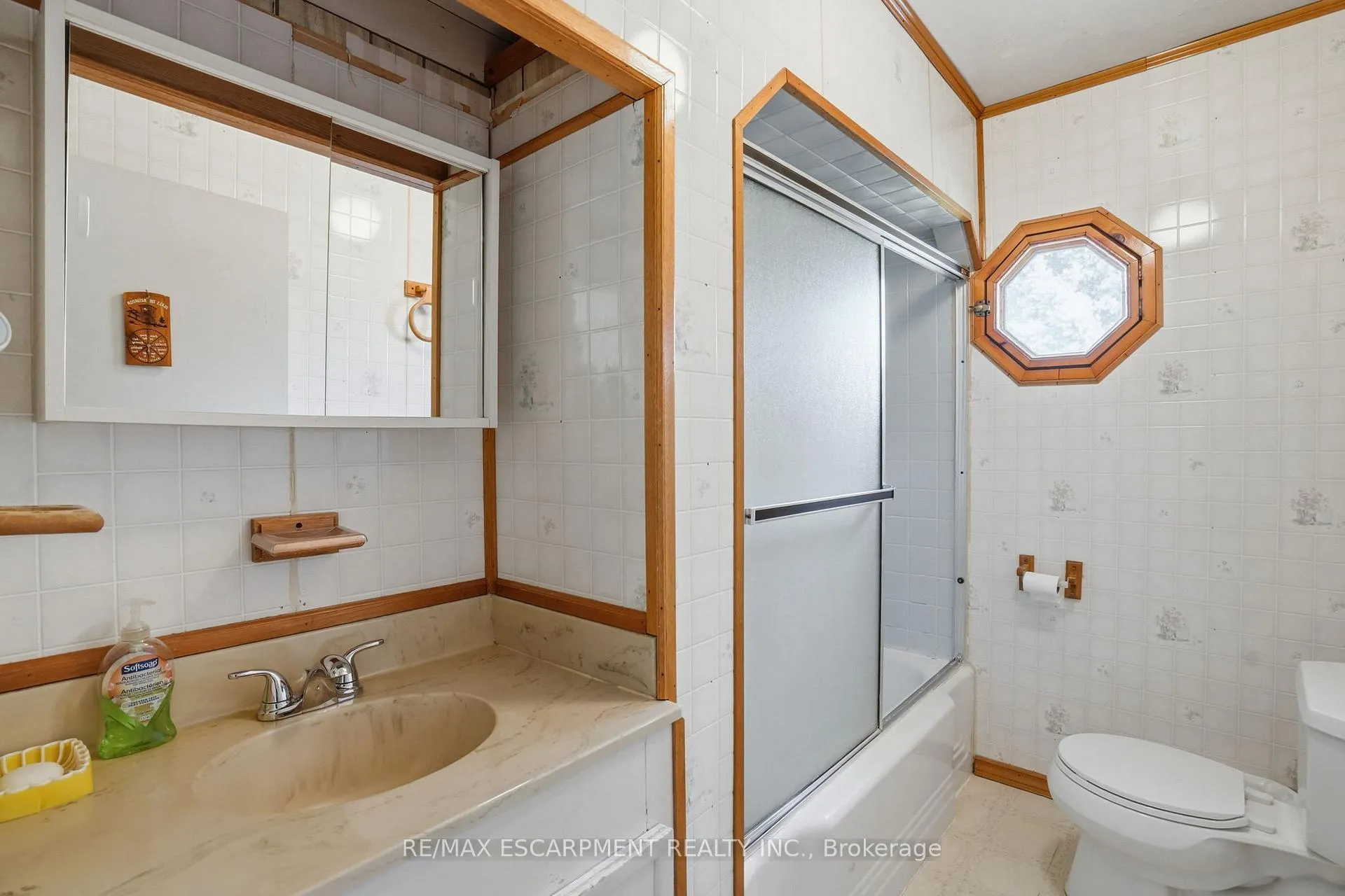 Photo 21 of 560 Stone Church Road E, Hamilton, Butler — HOMEH