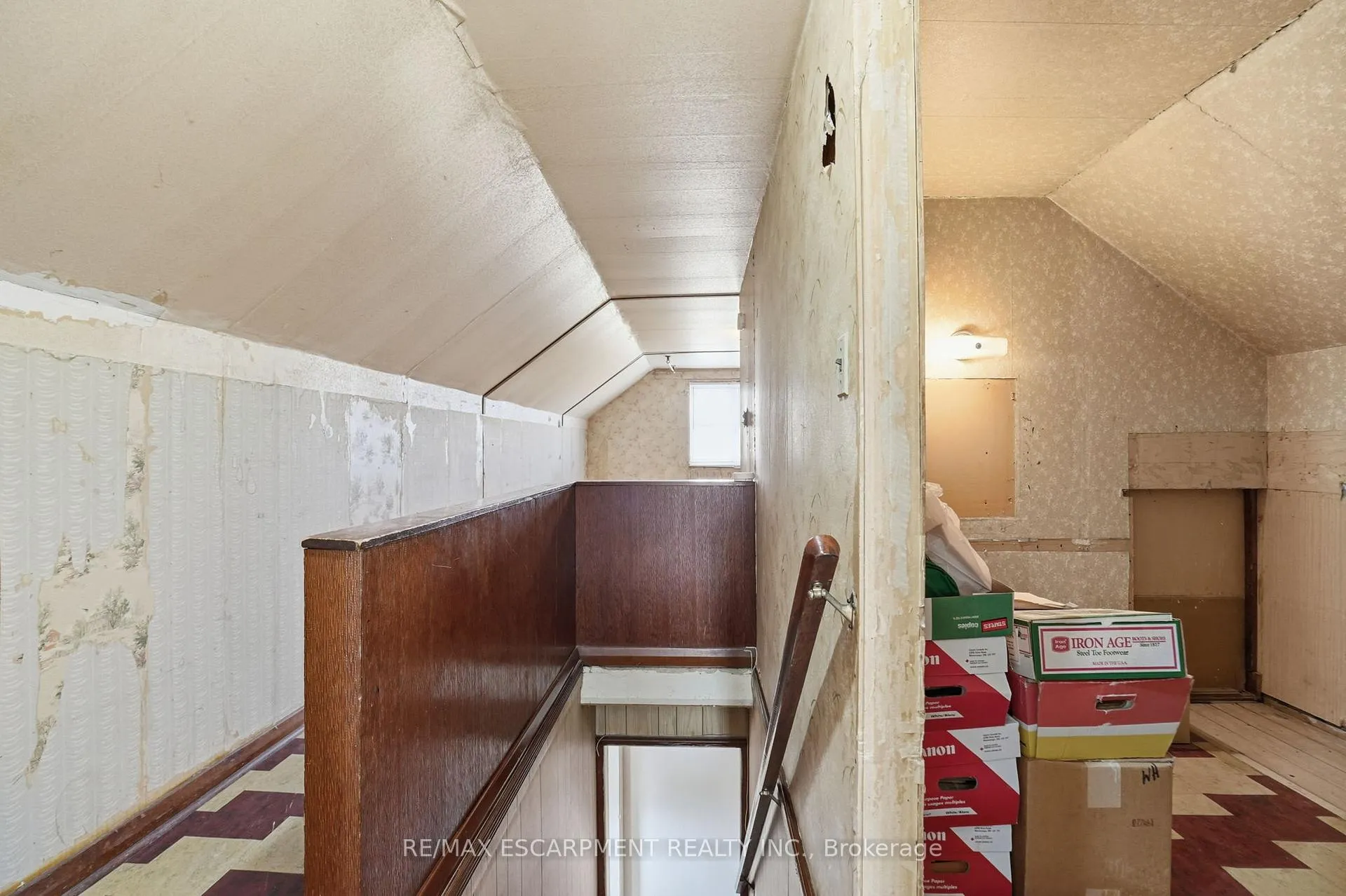 Photo 23 of 560 Stone Church Road E, Hamilton, Butler — HOMEH