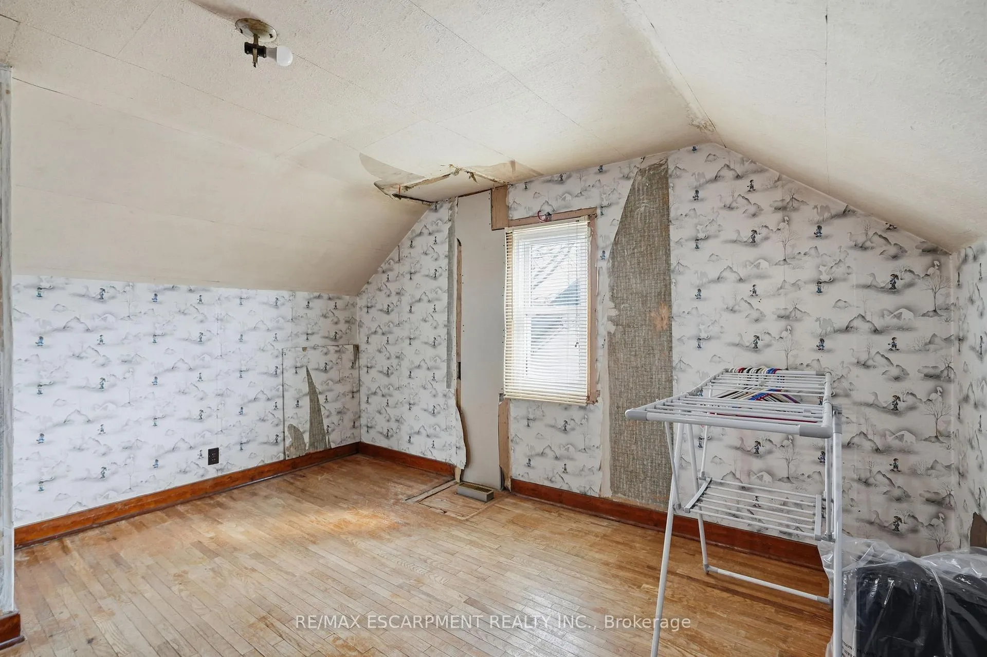 Photo 25 of 560 Stone Church Road E, Hamilton, Butler — HOMEH