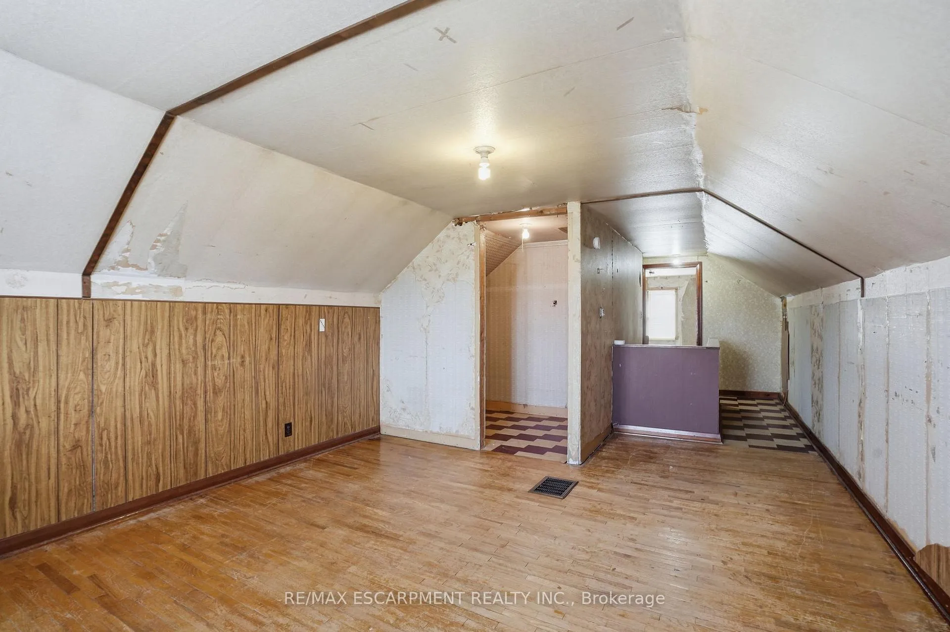 Photo 28 of 560 Stone Church Road E, Hamilton, Butler — HOMEH