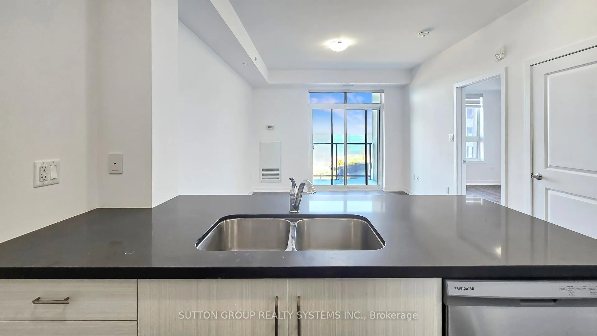 Photo 7 of Unit 437, 101 Shoreview Place, Hamilton, Lakeshore — HOMEH