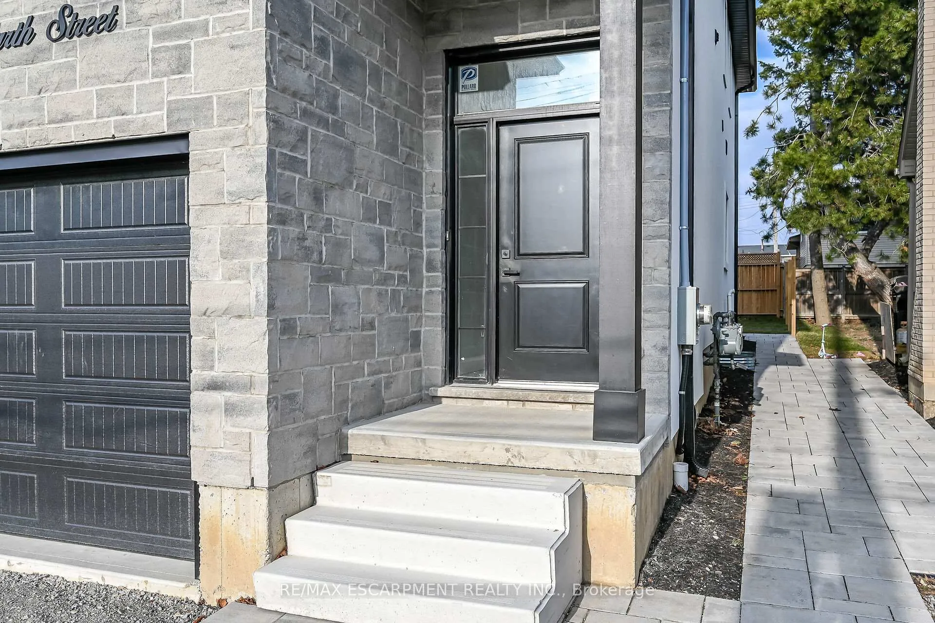 Photo 3 of 1036 Garth Street, Hamilton, Gilbert — HOMEH