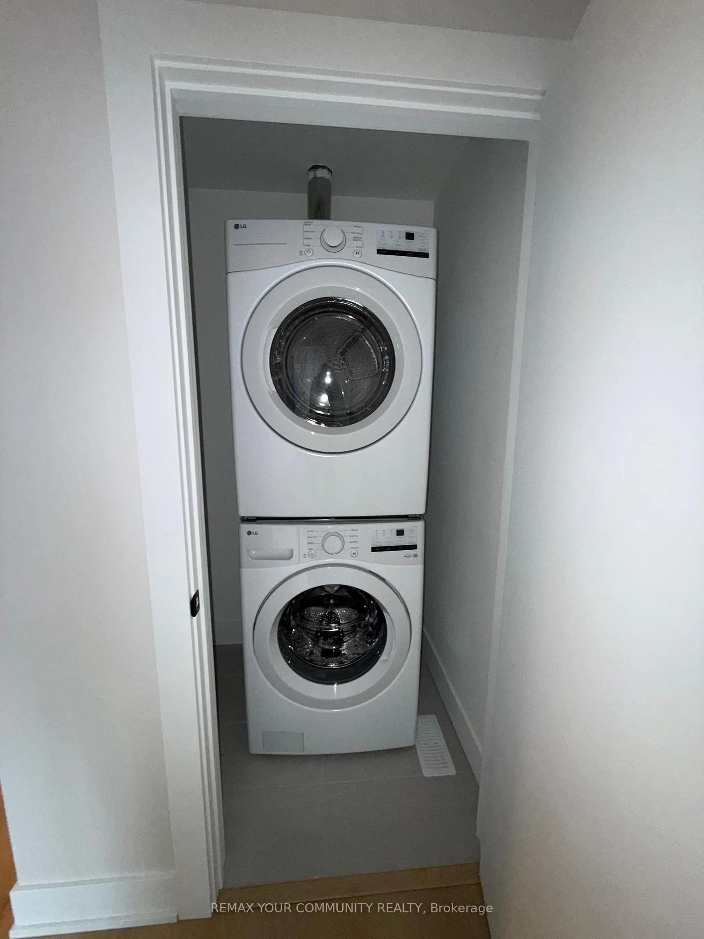 Photo 11 of Unit 1, 19 Cousins Drive, Aurora, Aurora Village — HOMEH