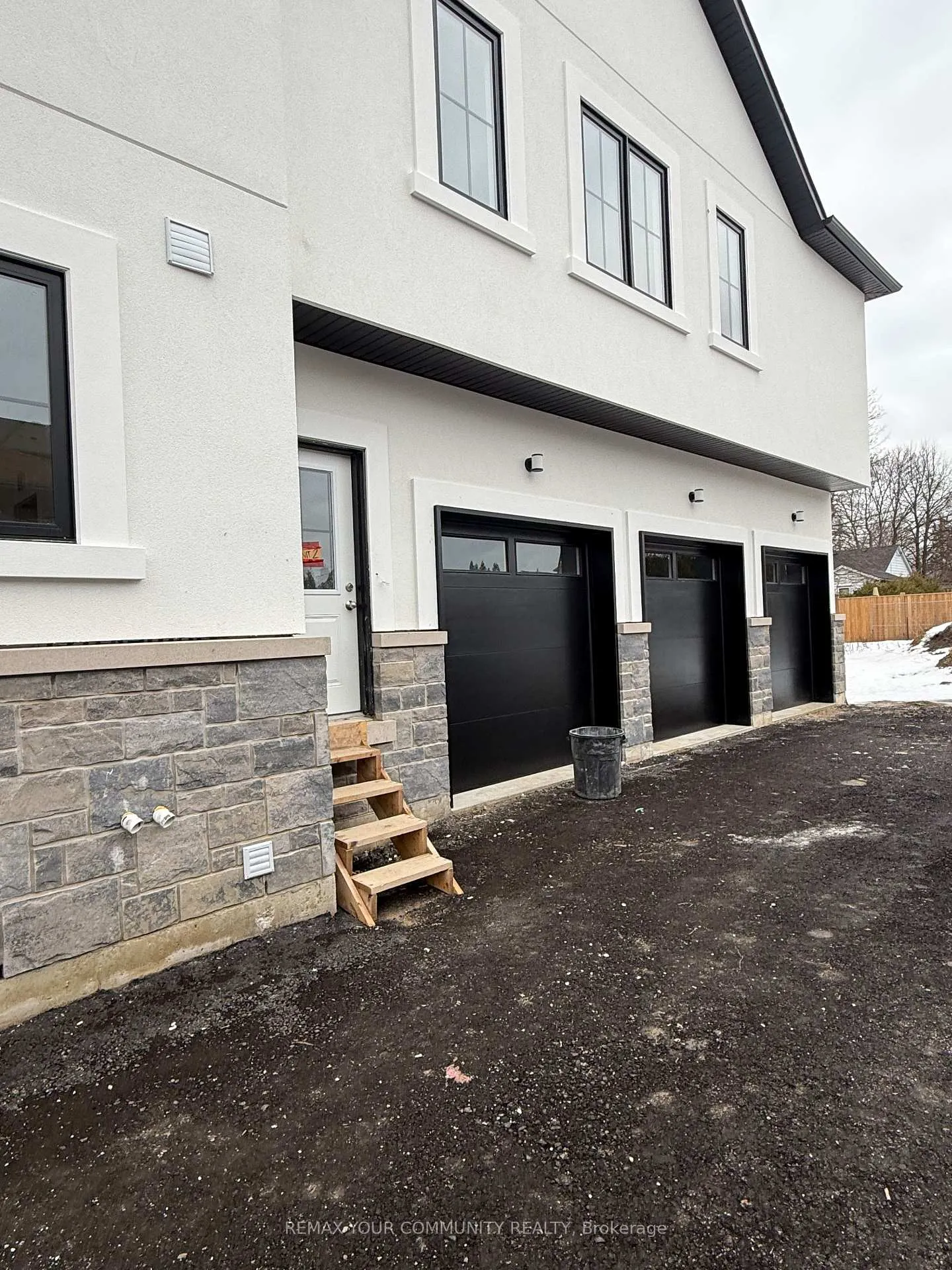 Photo 3 of Unit 2, 19 Cousins Drive, Aurora, Aurora Village — HOMEH