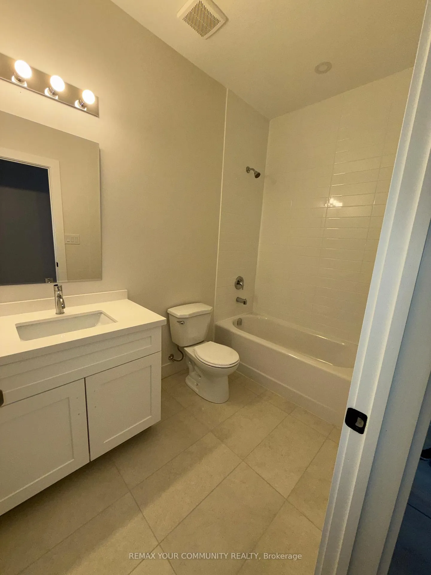 Photo 4 of Unit 2, 19 Cousins Drive, Aurora, Aurora Village — HOMEH