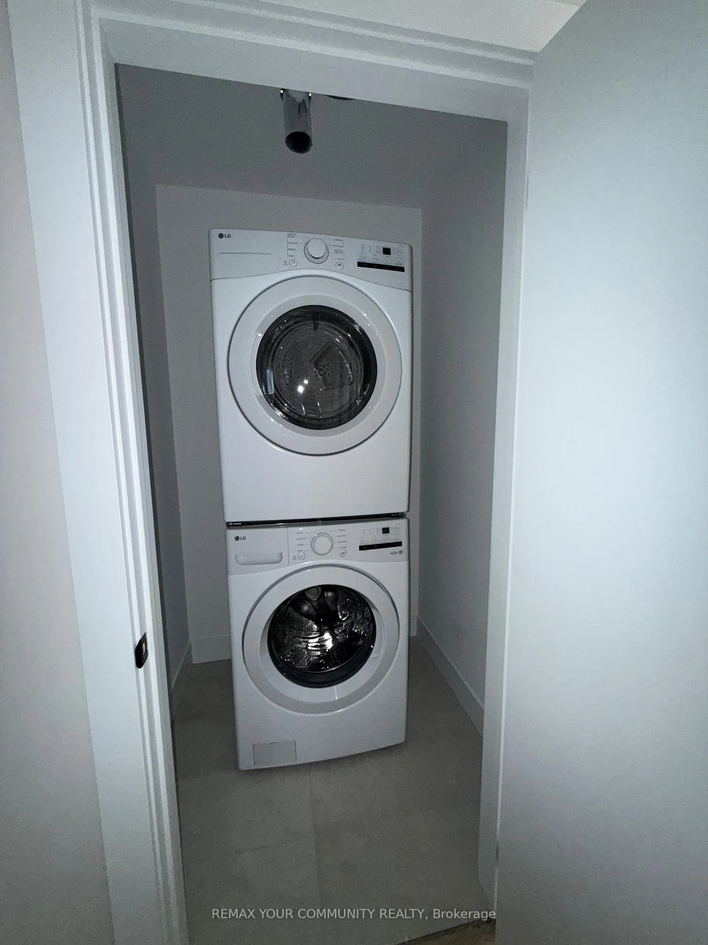 Photo 6 of Unit 2, 19 Cousins Drive, Aurora, Aurora Village — HOMEH