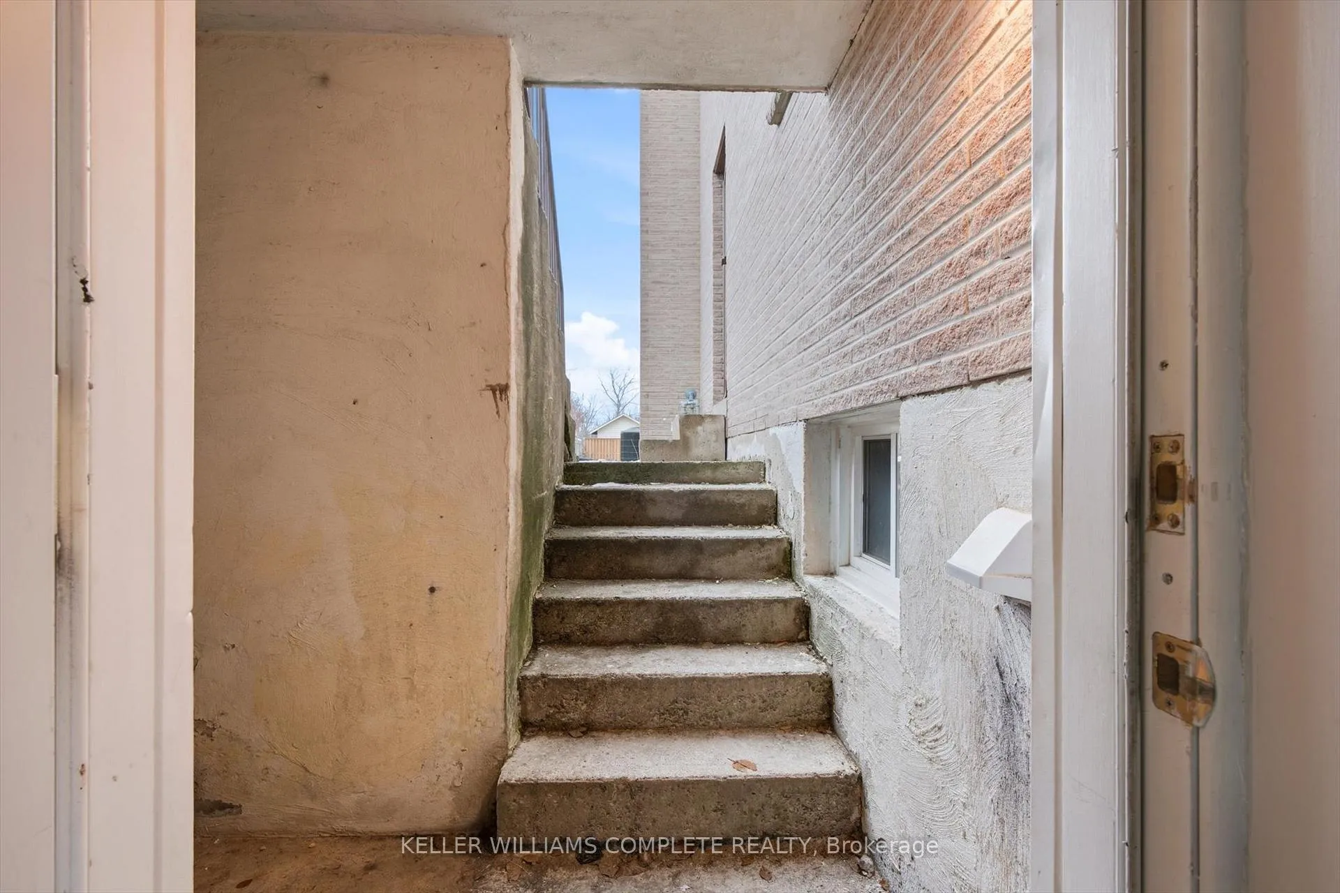 Photo 3 of Unit LOWER, 114 Slinger Avenue, Hamilton, Stoney Creek Mountain — HOMEH