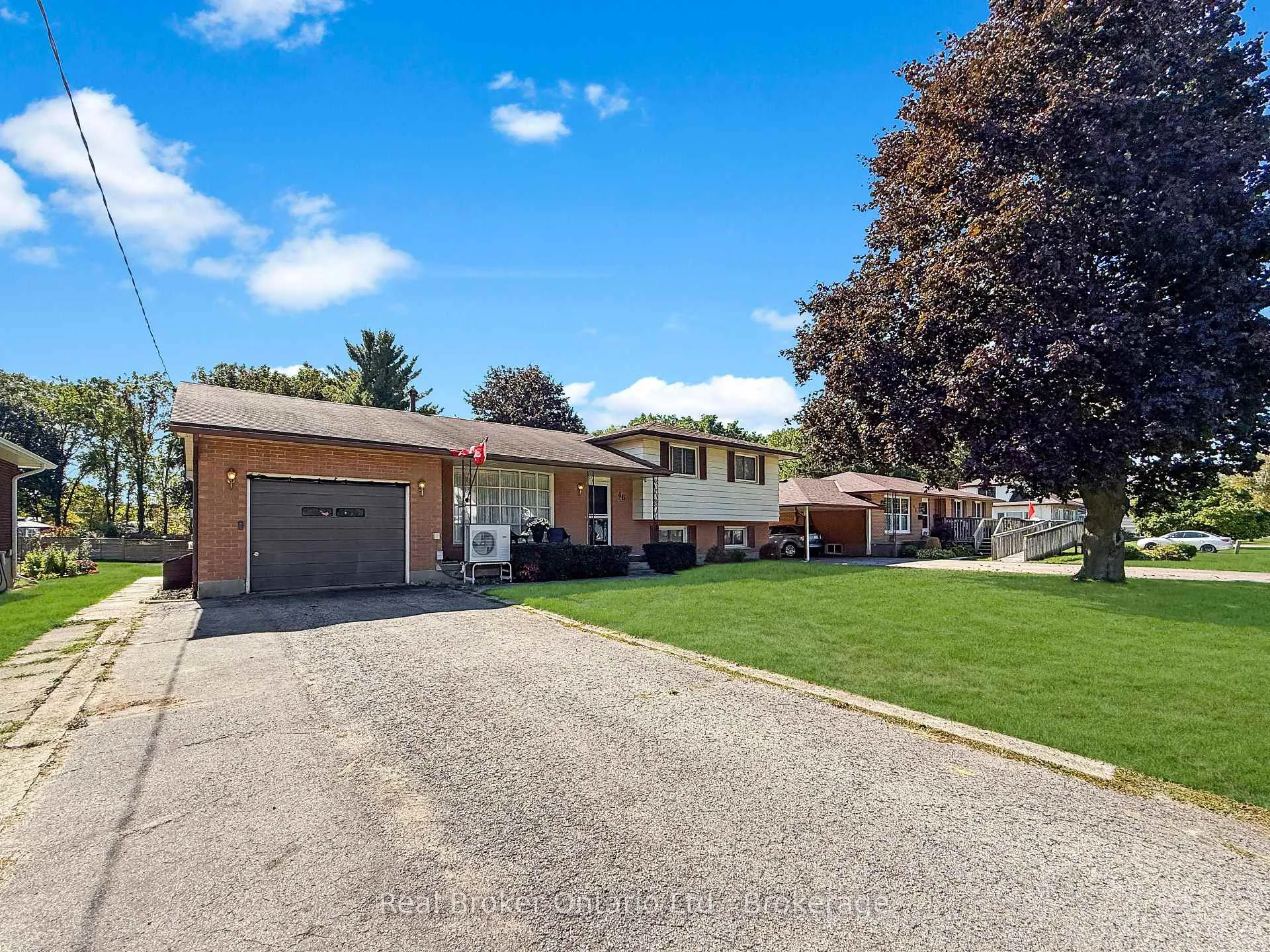 Photo 2 of 46 Davis Street W, Norfolk, Simcoe — HOMEH