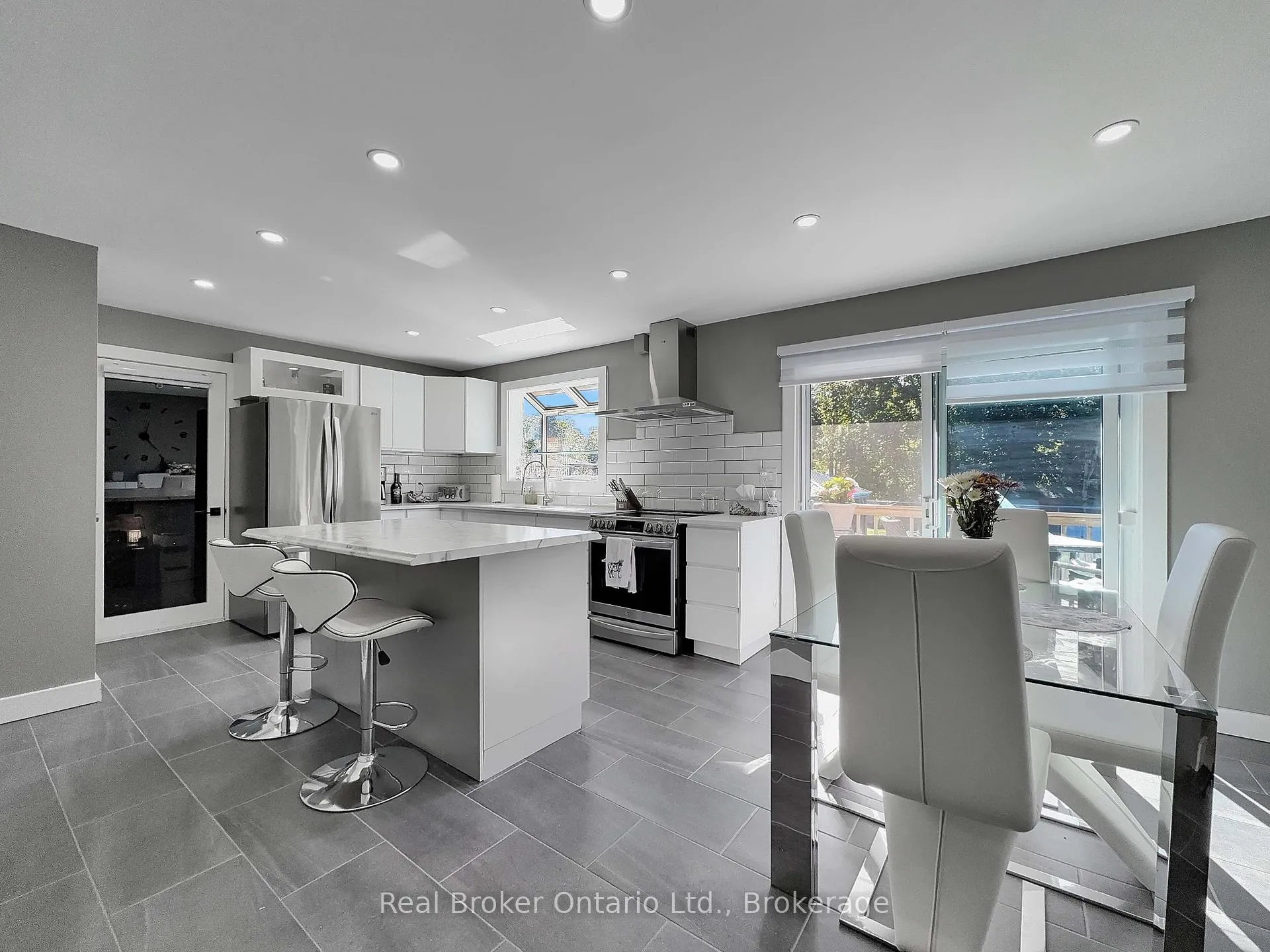 Photo 3 of 46 Davis Street W, Norfolk, Simcoe — HOMEH