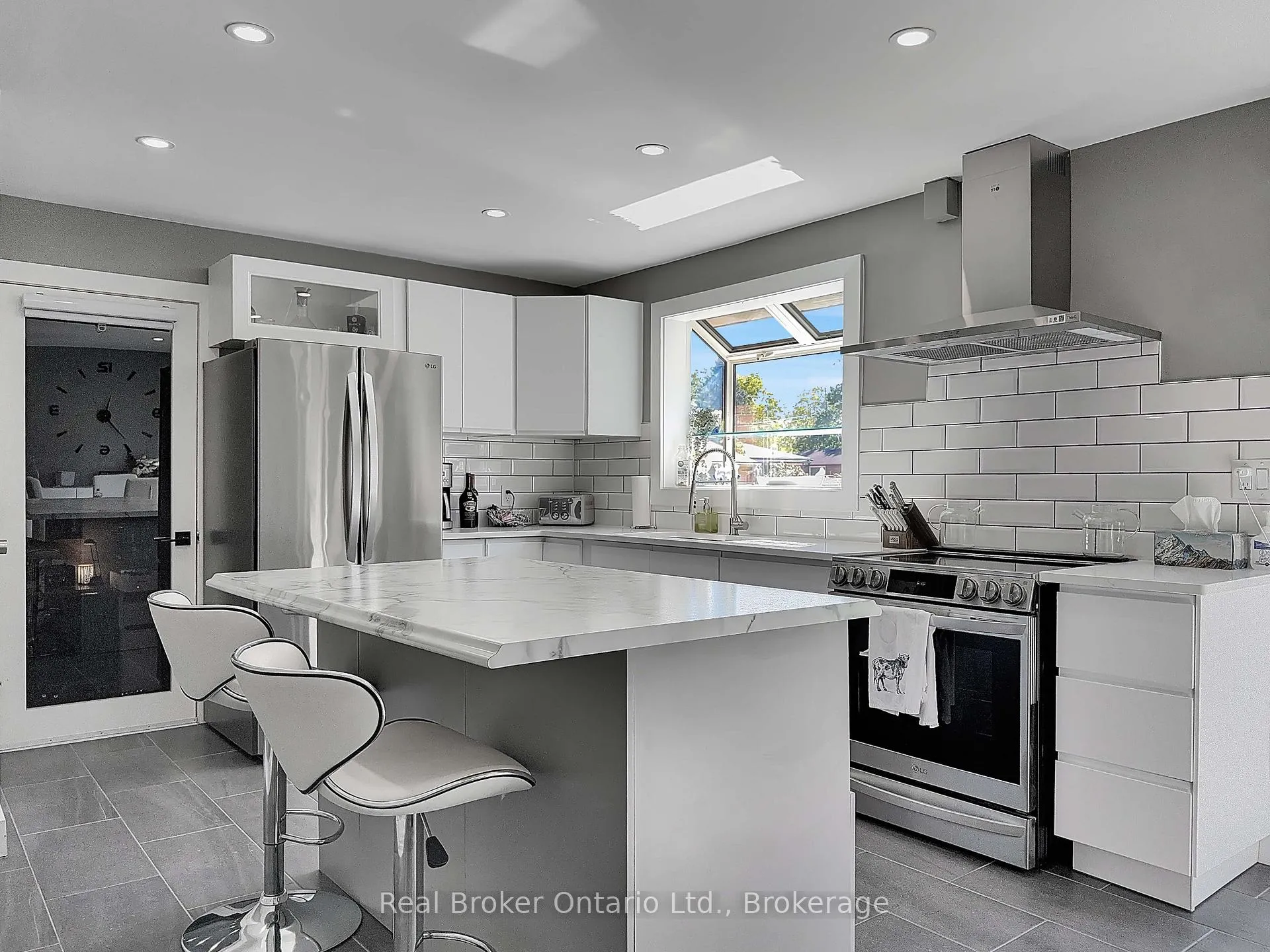 Photo 4 of 46 Davis Street W, Norfolk, Simcoe — HOMEH