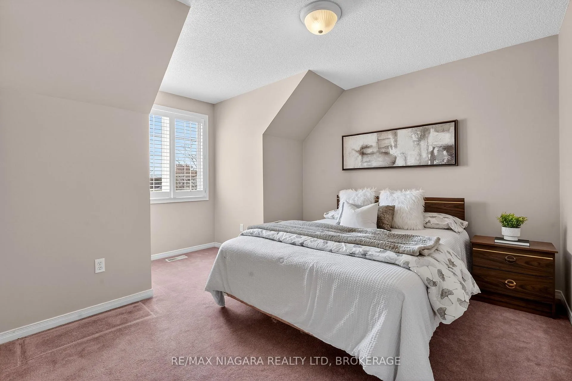 Photo 32 of 98 Silvercrest Court, Thorold, Confederation Heights — HOMEH