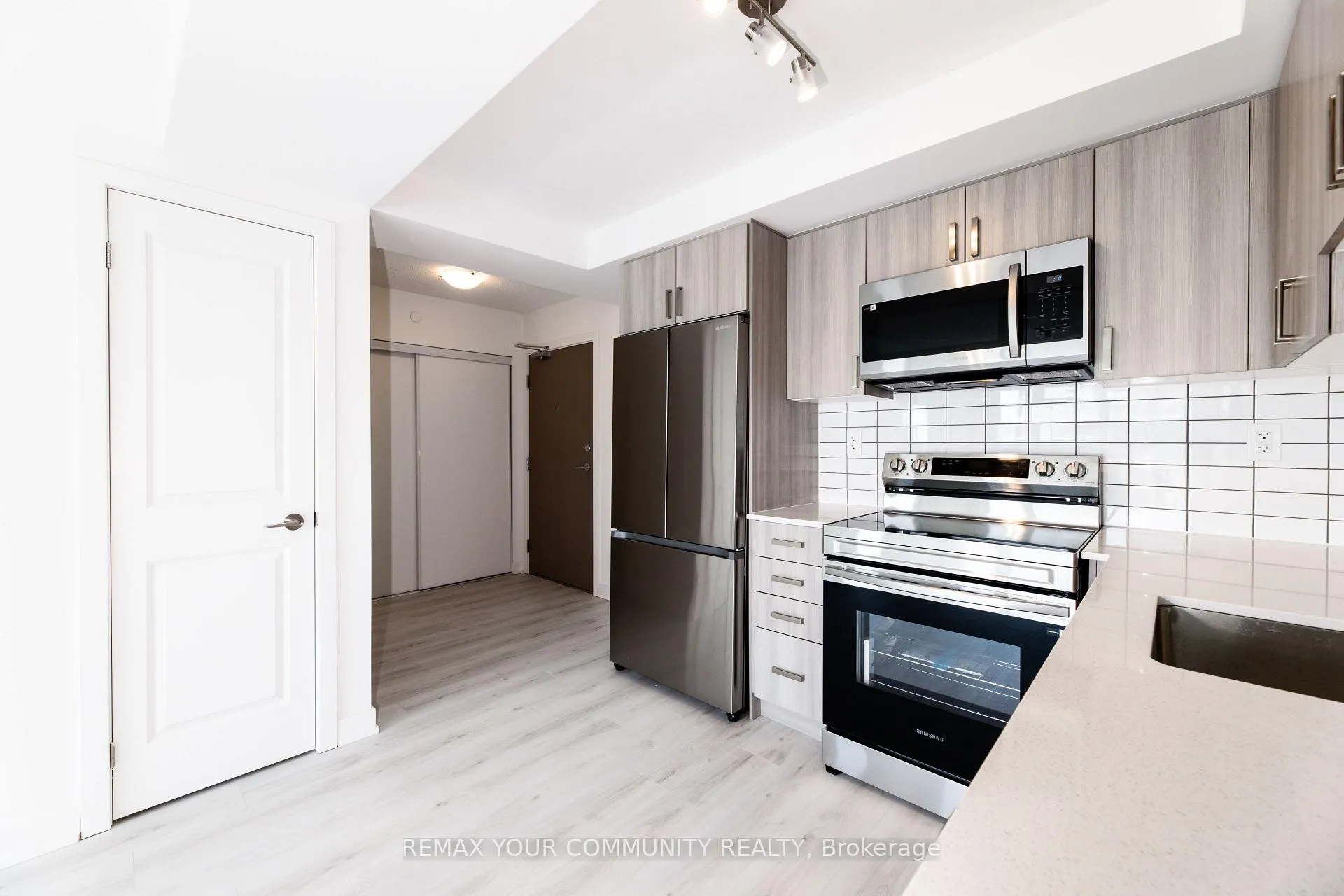 Photo 4 of Unit 312, 1010 Sandy Beach Road, Pickering, Bay Ridges — HOMEH