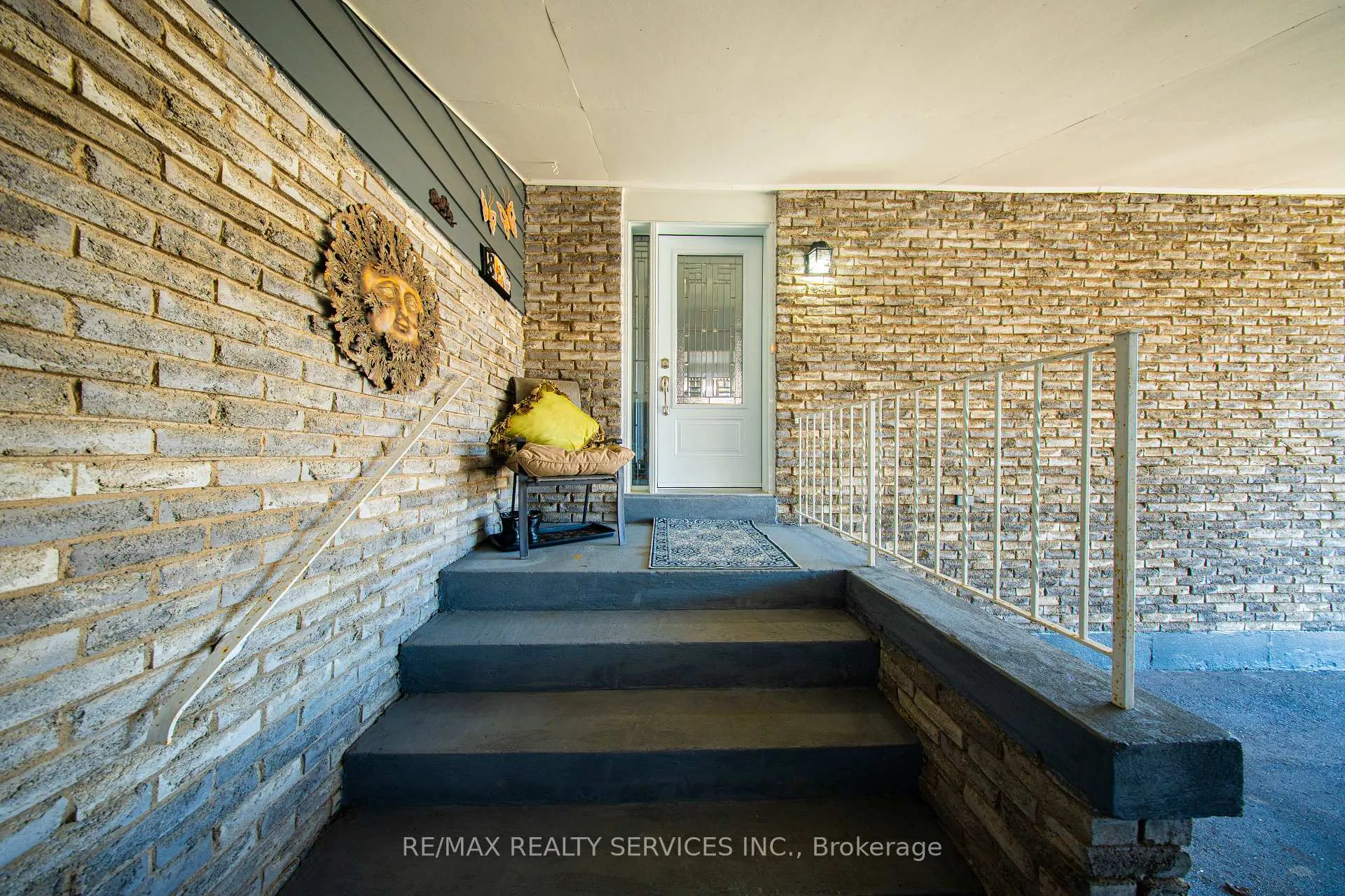 Photo 6 of 8 Edwin Drive, Brampton, Brampton South — HOMEH