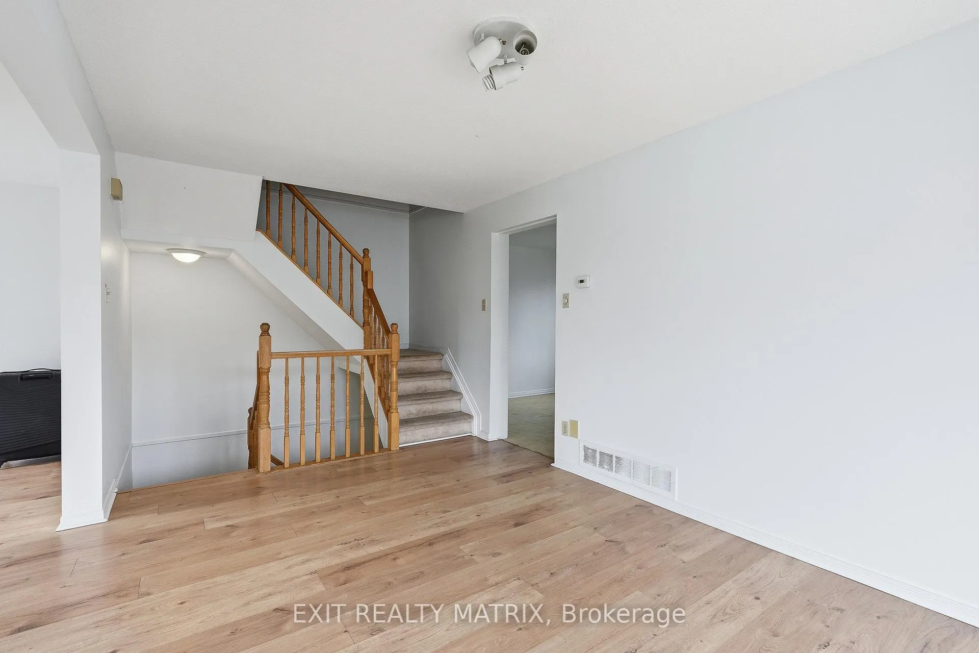 Photo 8 of Unit 17, 1838 Summerfields Crescent, Ottawa, Chapel Hill — HOMEH