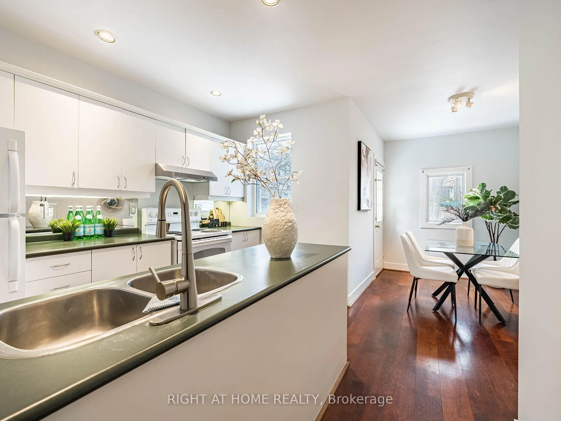 Photo 16 of 28 Erindale Avenue, Toronto, Playter Estates-Danforth — HOMEH