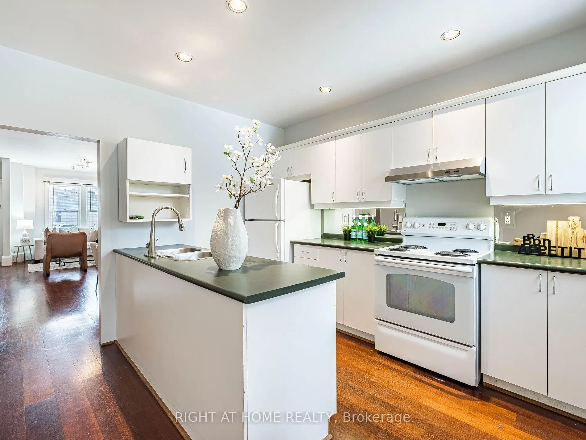 Photo 17 of 28 Erindale Avenue, Toronto, Playter Estates-Danforth — HOMEH