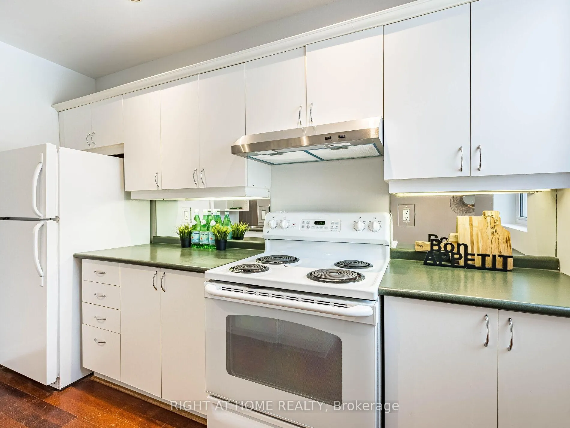 Photo 19 of 28 Erindale Avenue, Toronto, Playter Estates-Danforth — HOMEH