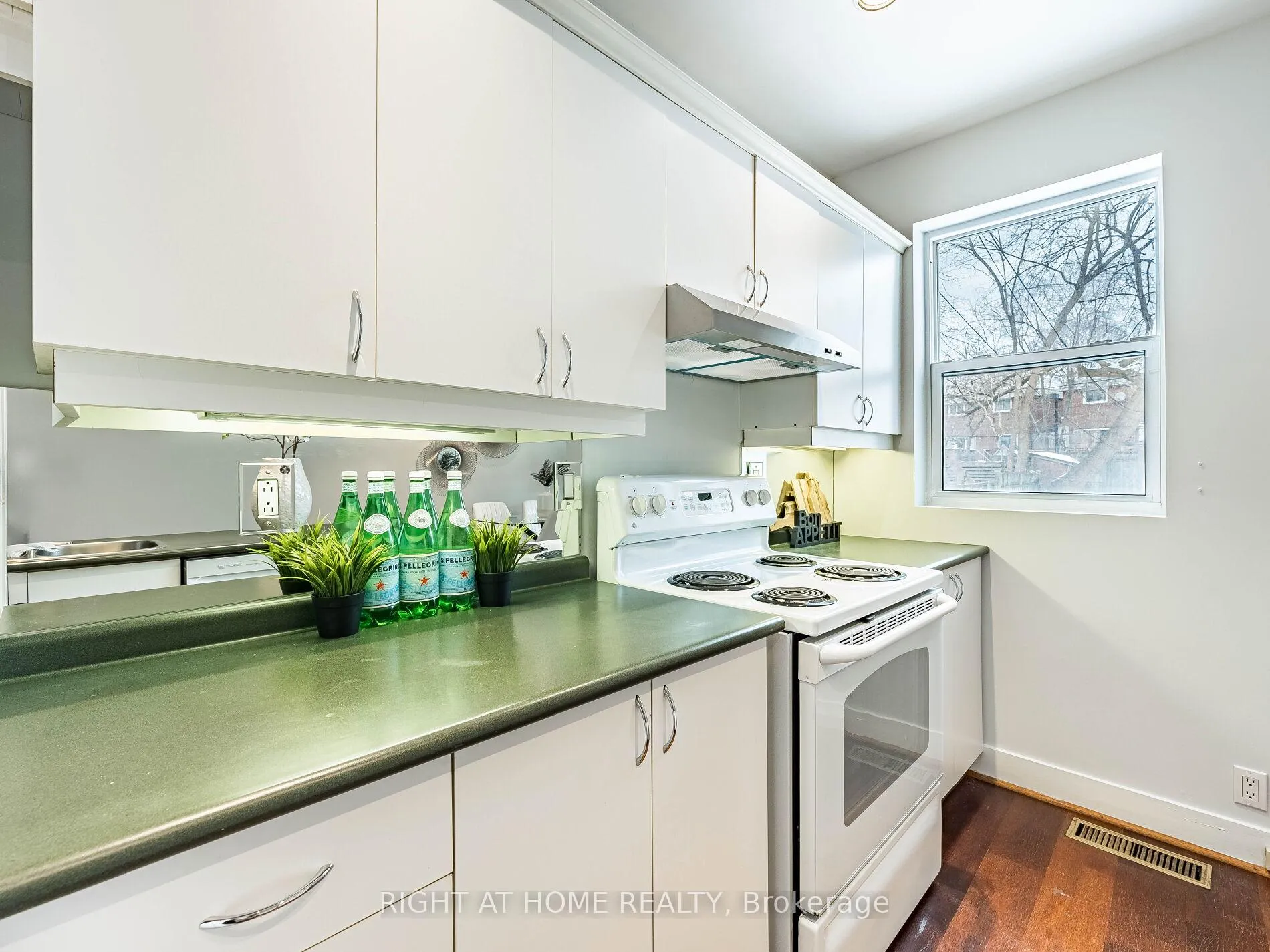 Photo 21 of 28 Erindale Avenue, Toronto, Playter Estates-Danforth — HOMEH