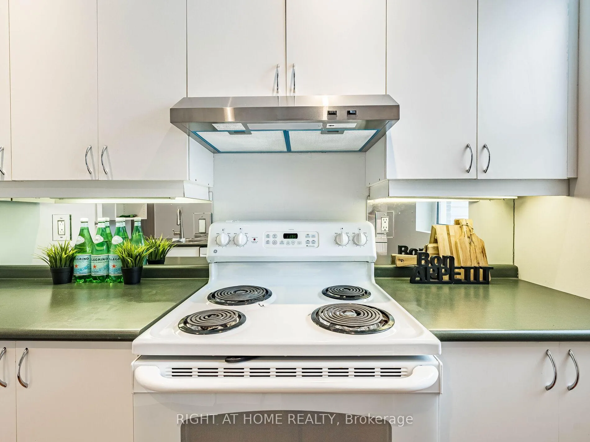 Photo 22 of 28 Erindale Avenue, Toronto, Playter Estates-Danforth — HOMEH